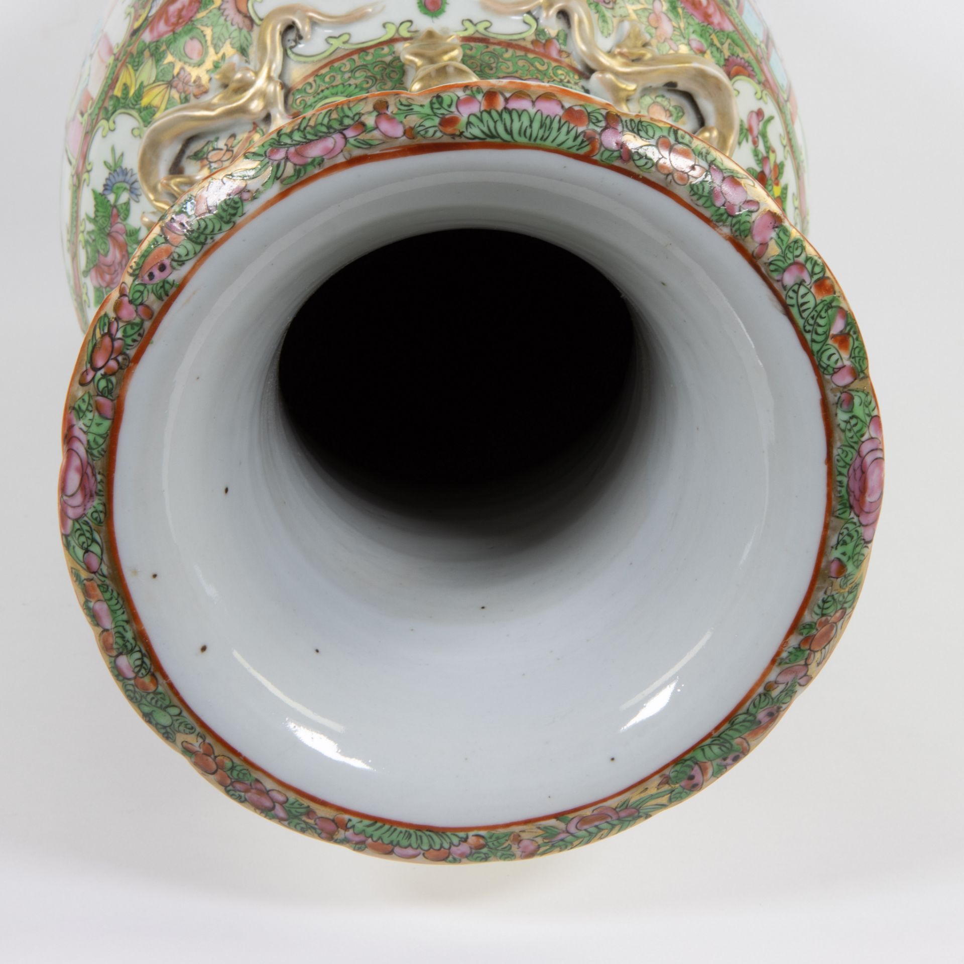 Chinese canton vase famille rose, 19th century - Image 6 of 6