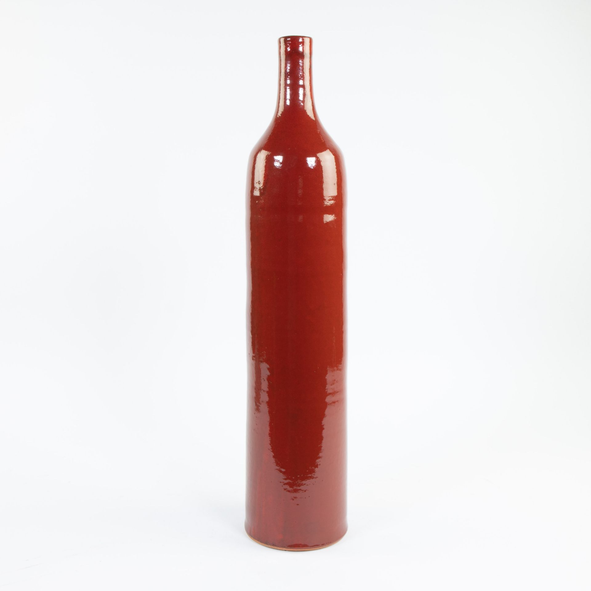 Tall tightly stylised red glazed ceramic vase - Image 3 of 5