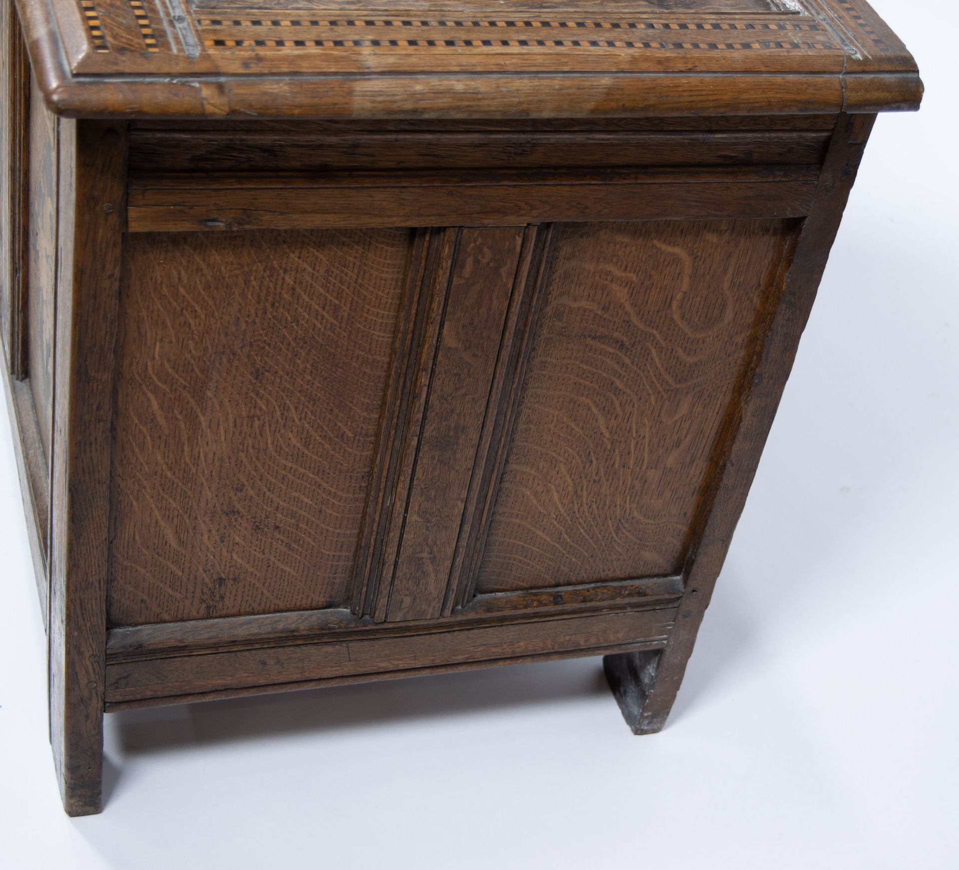 18th-century oak blanket chest with floral inlay and geometric block pattern - Image 4 of 4