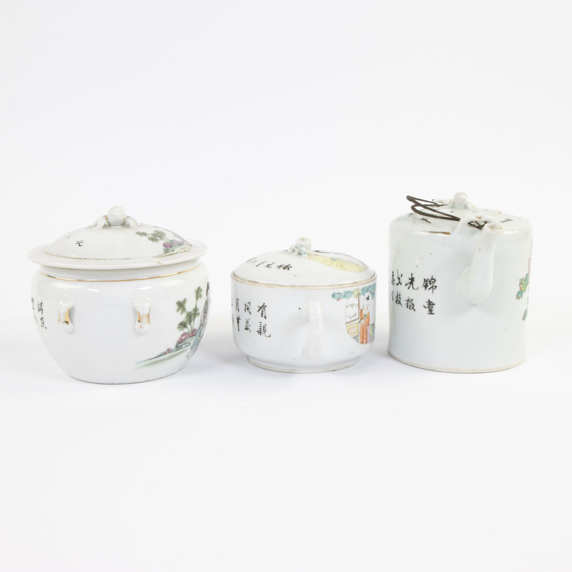 Collection of Chinese porcelain: 2 teapots and lidded bowl - Image 4 of 7