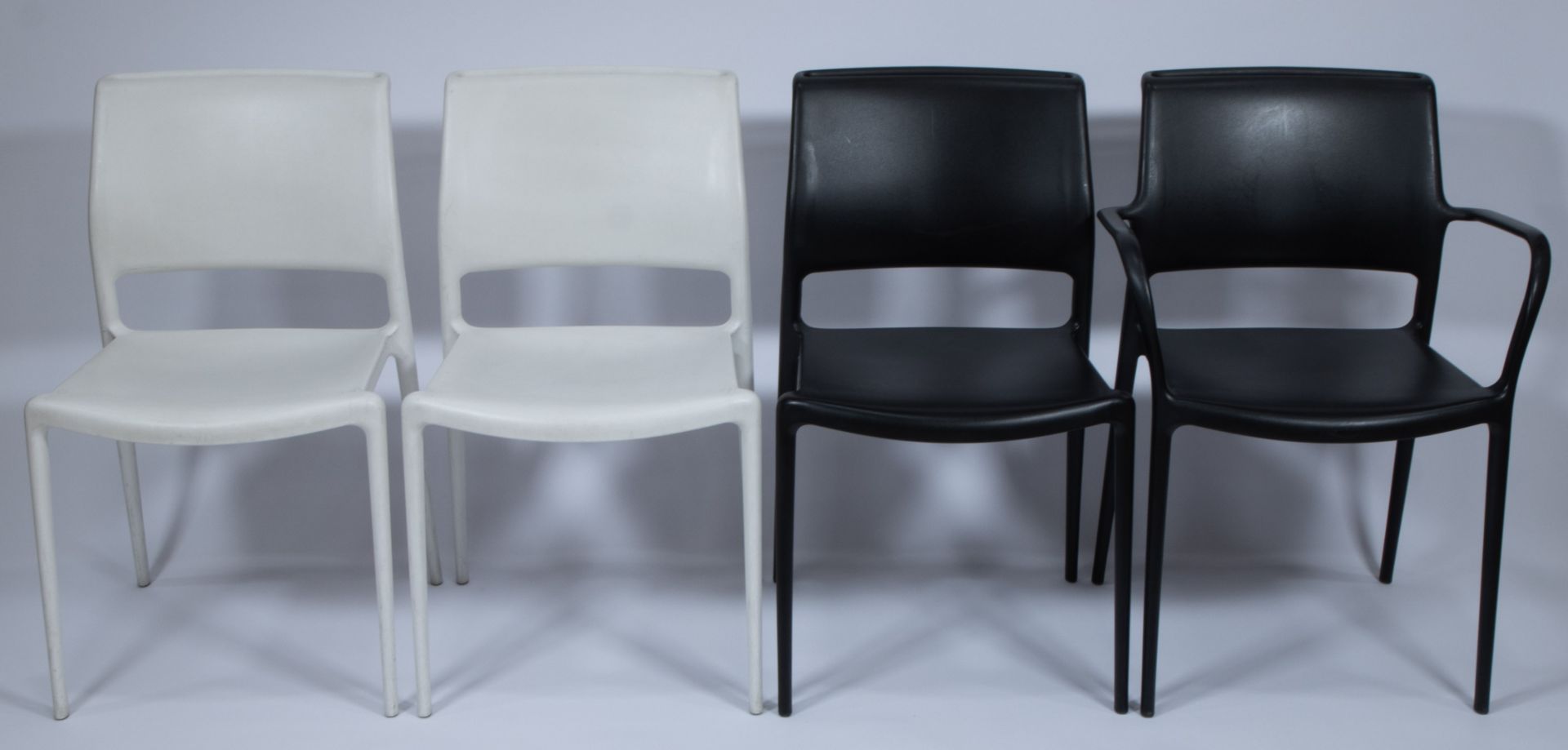 Lot of a white design outdoor table on conical base with 4 armchairs (2 x white and 2 x black) - Image 3 of 3