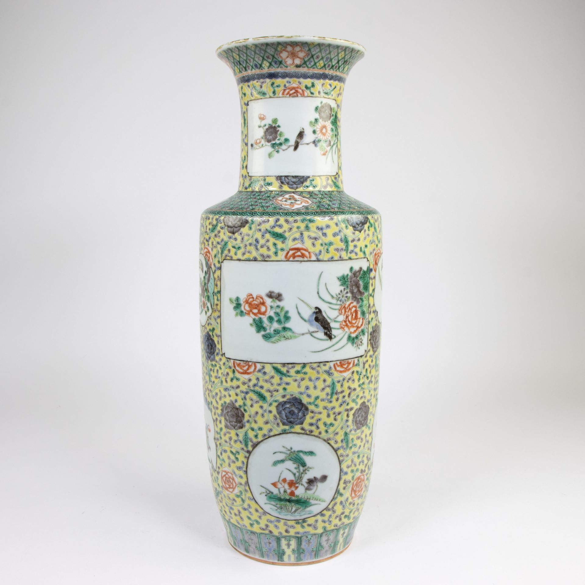 Famille verte rouleau vase with decor of valuables, birds and flowers - Bild 3 aus 6