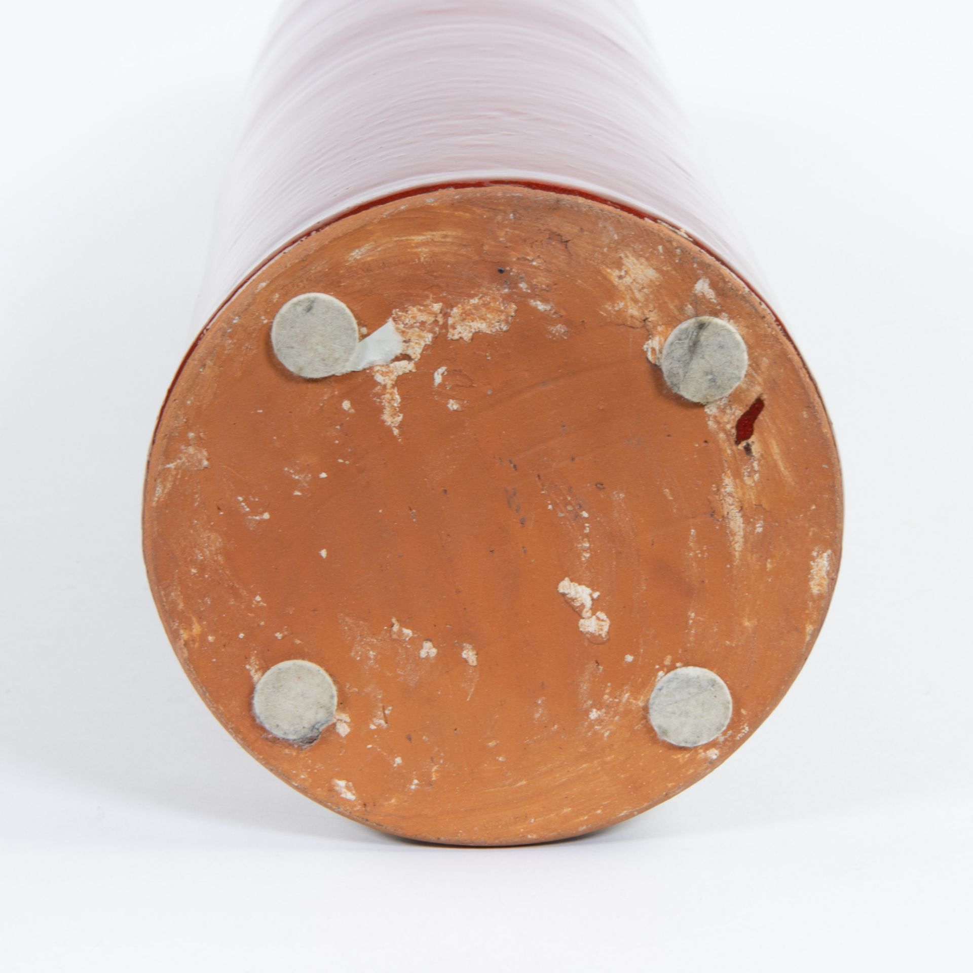 Tall tightly stylised red glazed ceramic vase - Image 5 of 5