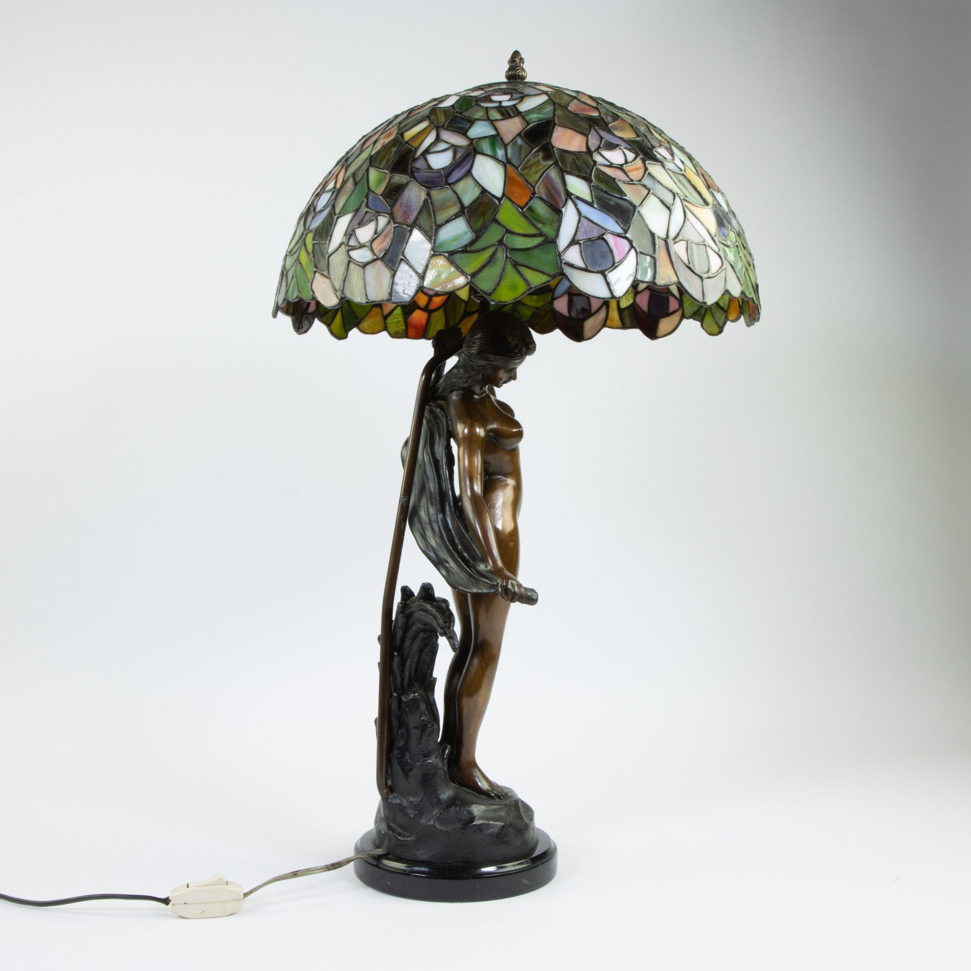 Beautiful classic Tiffany-style lamp with its unusual base of a representation female nude in brown - Image 5 of 5