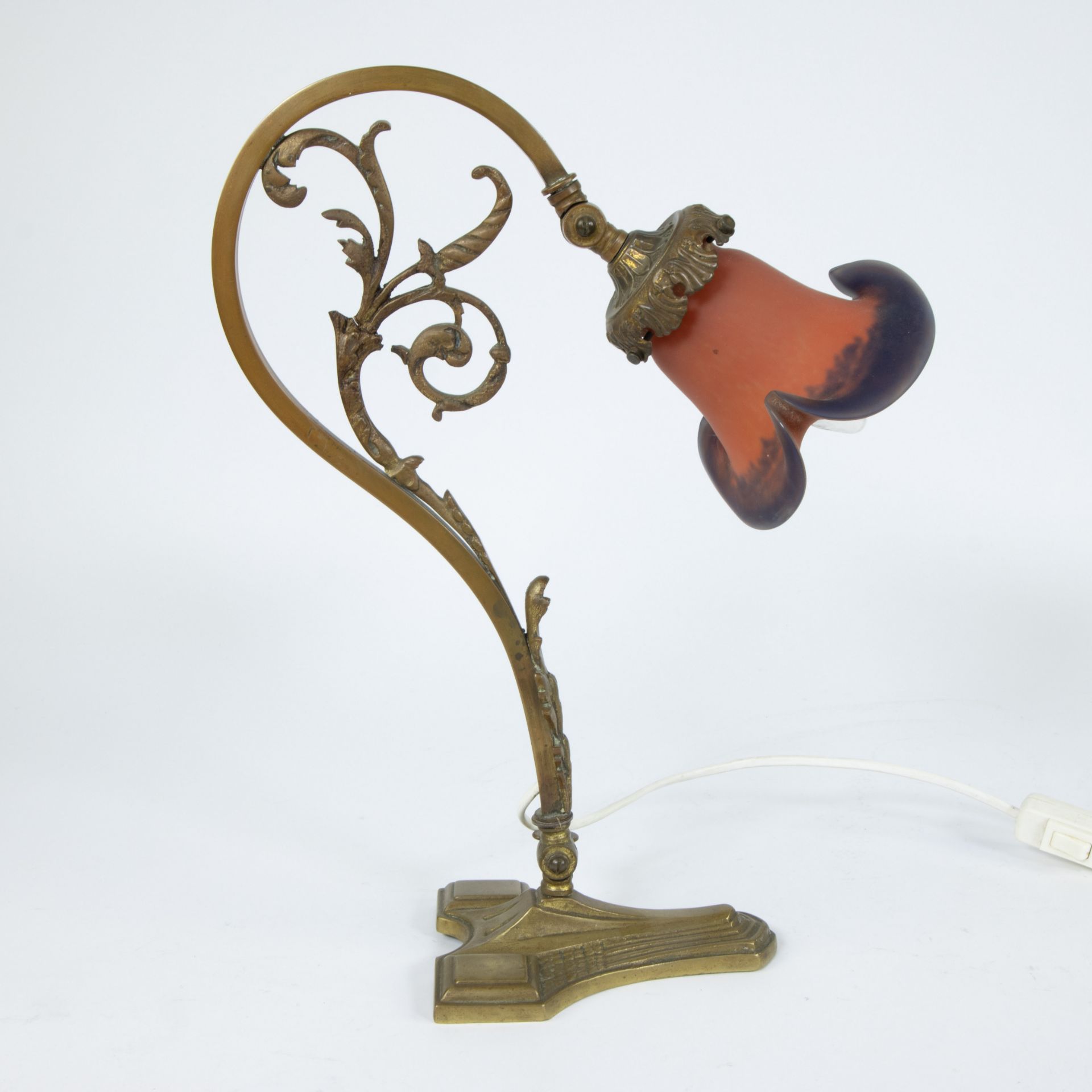 Art Nouveau table lamp with bronze base and shade in glass paste - Image 3 of 4