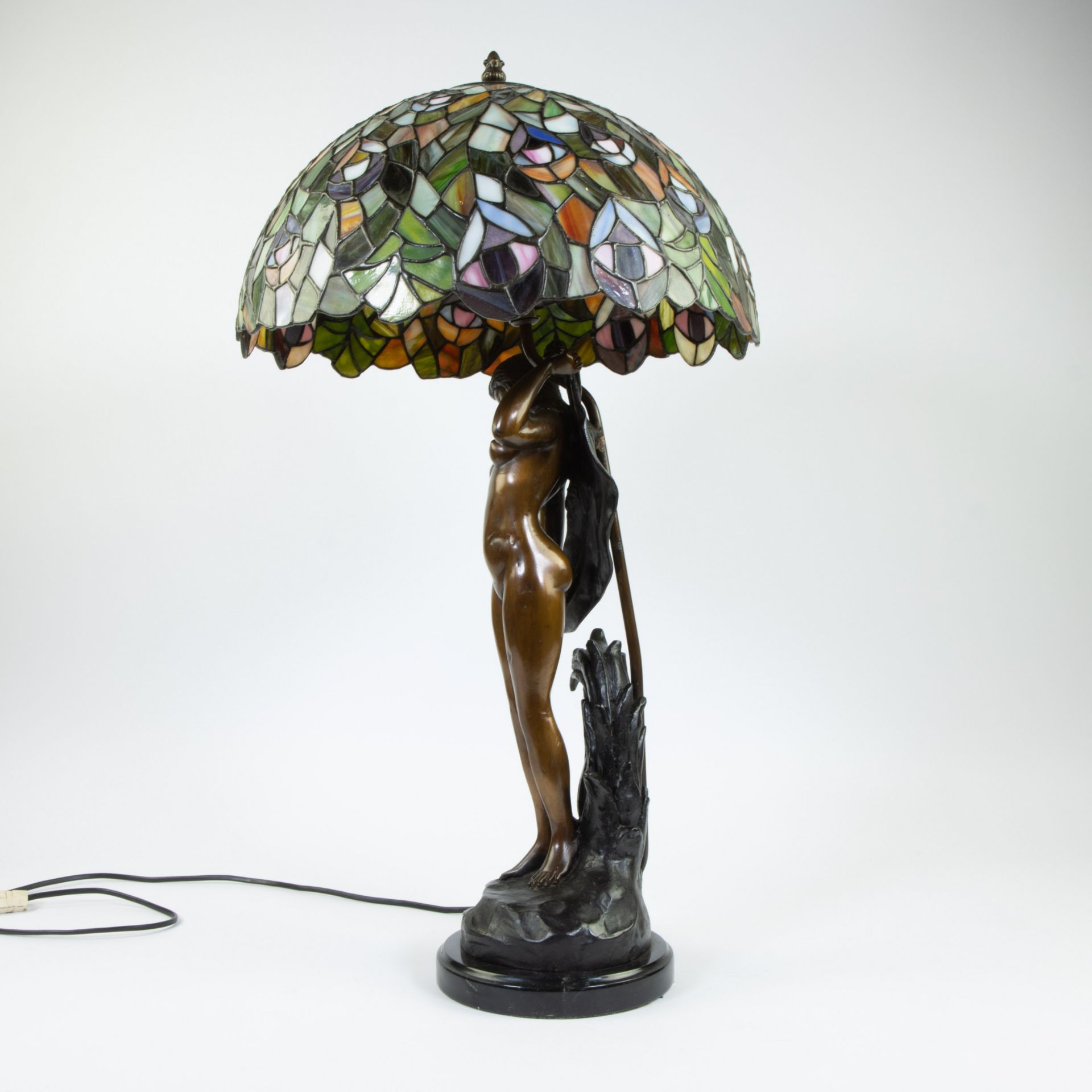 Beautiful classic Tiffany-style lamp with its unusual base of a representation female nude in brown - Image 3 of 5