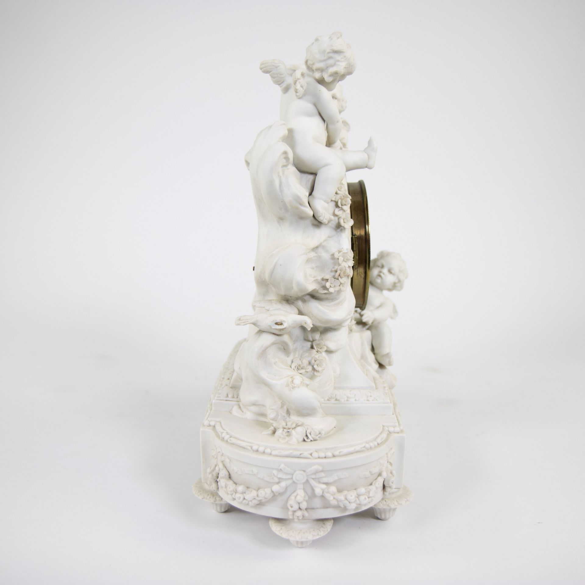 Biscuit mantel clock with cherubs style Louis XVI, stamped at the bottom. - Bild 4 aus 5