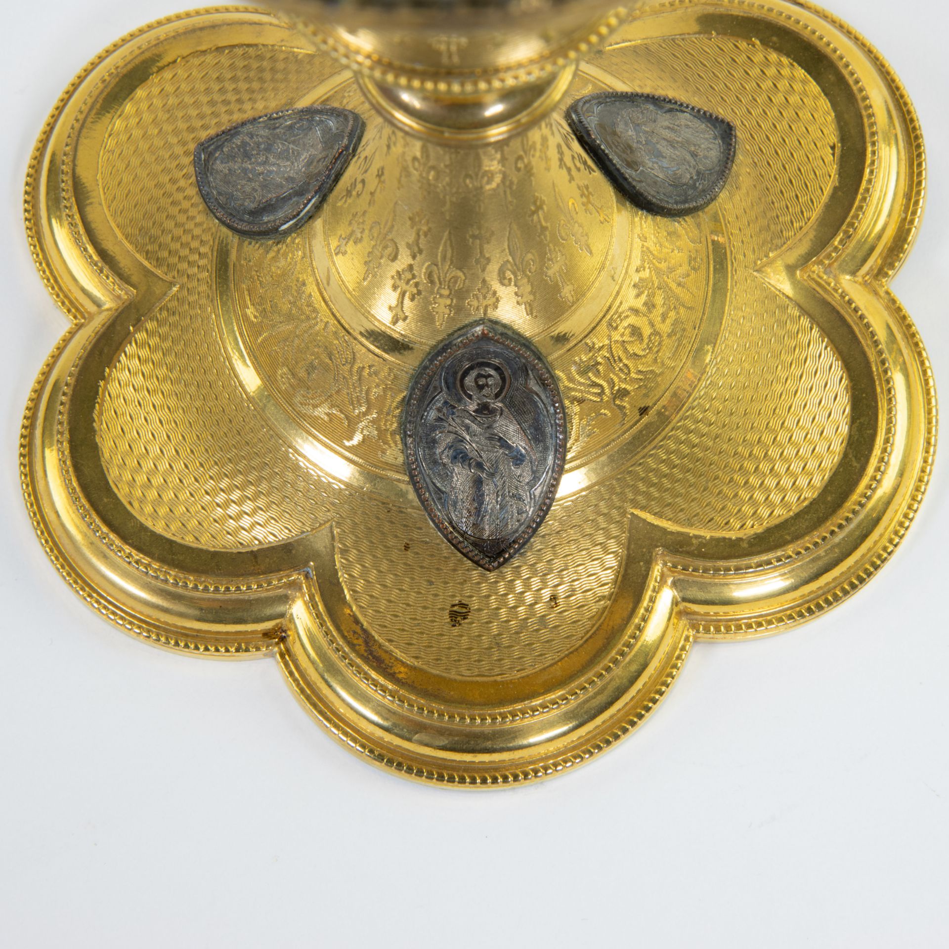 Neo-Gothic finely engraved chalice, base in gilt brass and chalice with vermeille and silver medalli - Image 10 of 12