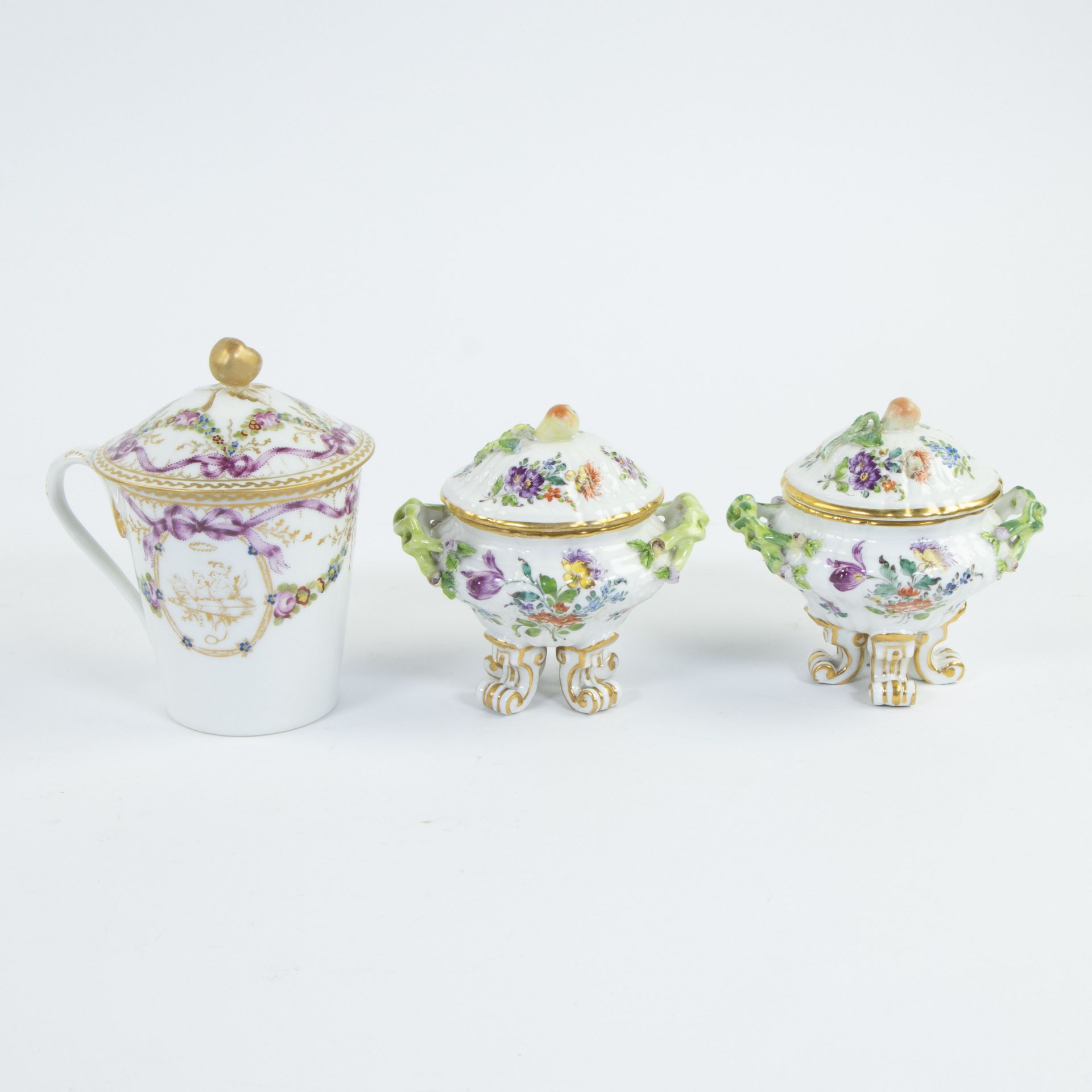 Lot of porcelain: 2 lidded jars Samson and 18th century Parisian chocolate cup 'trembleux' brand Mar - Image 3 of 6