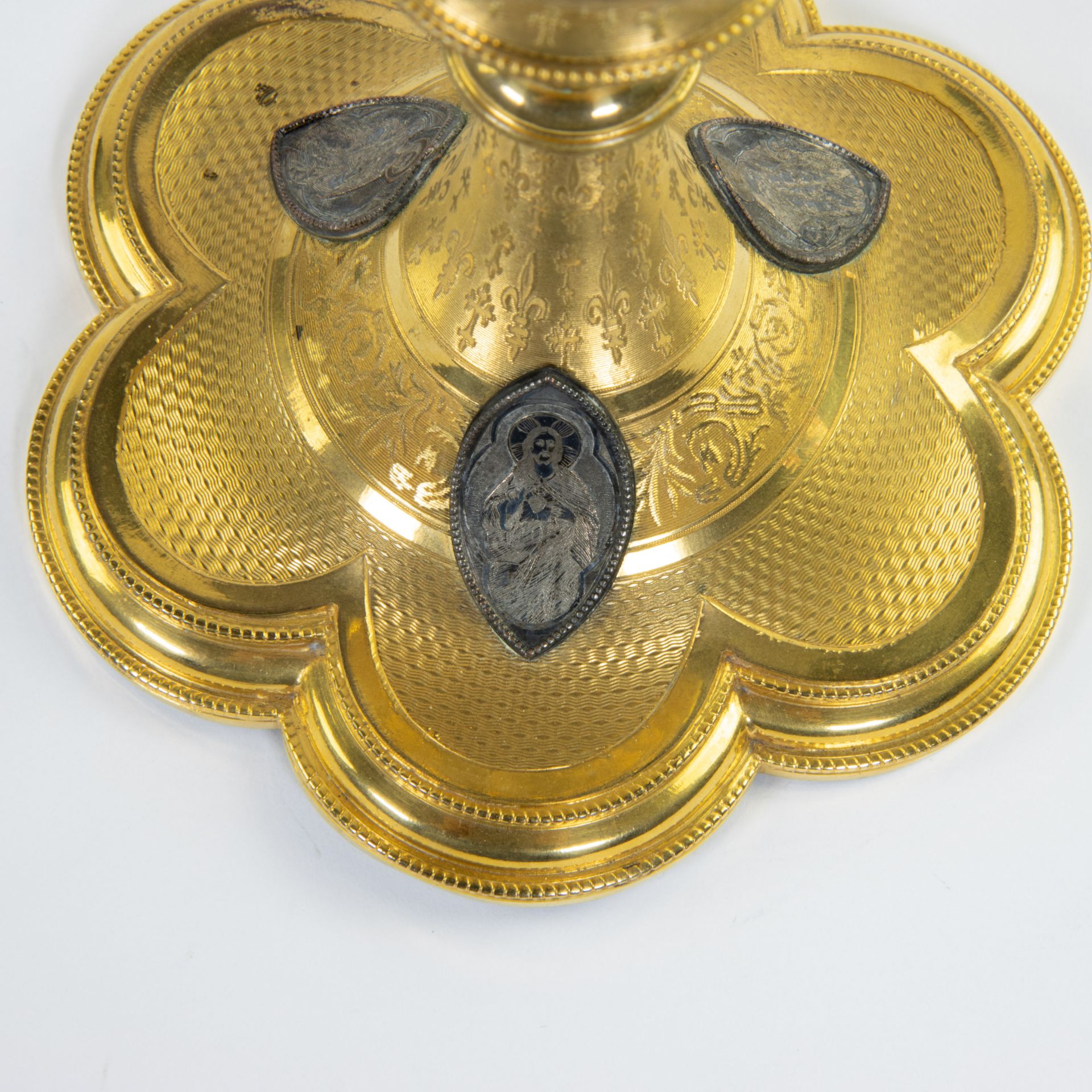 Neo-Gothic finely engraved chalice, base in gilt brass and chalice with vermeille and silver medalli - Image 8 of 12