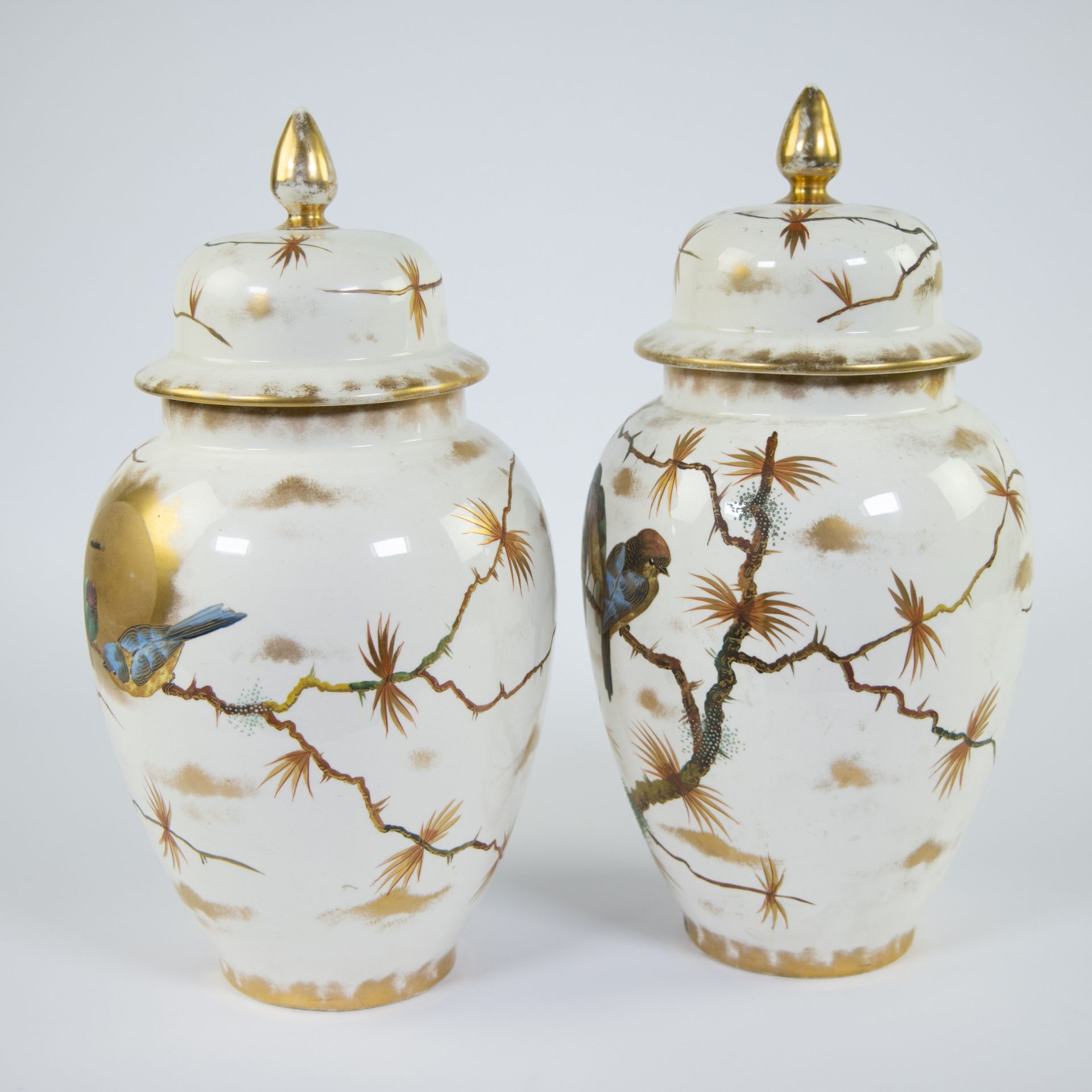 Pair of German lidded vases with fine decorated decoration of birds, marked - Bild 2 aus 5