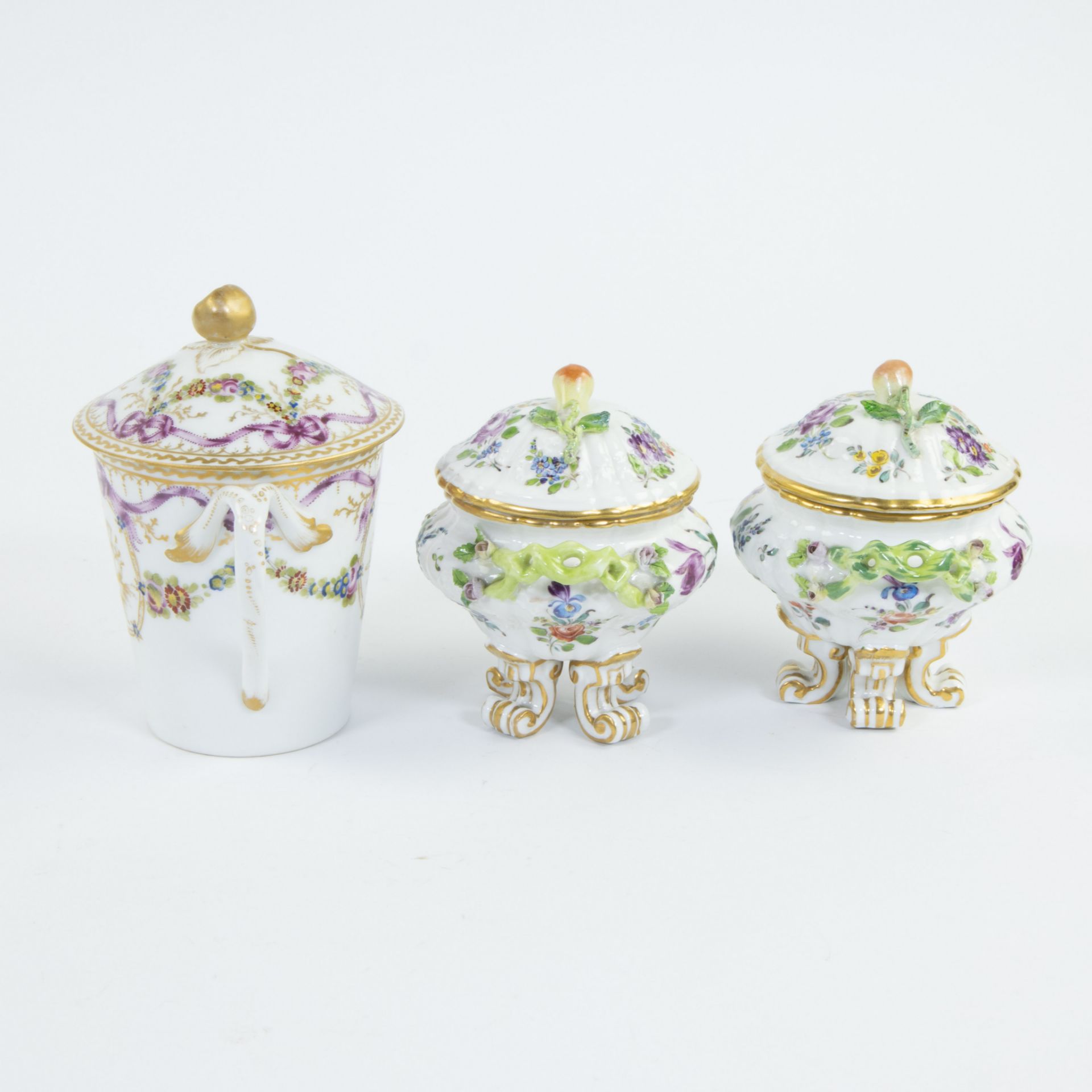 Lot of porcelain: 2 lidded jars Samson and 18th century Parisian chocolate cup 'trembleux' brand Mar - Image 4 of 6