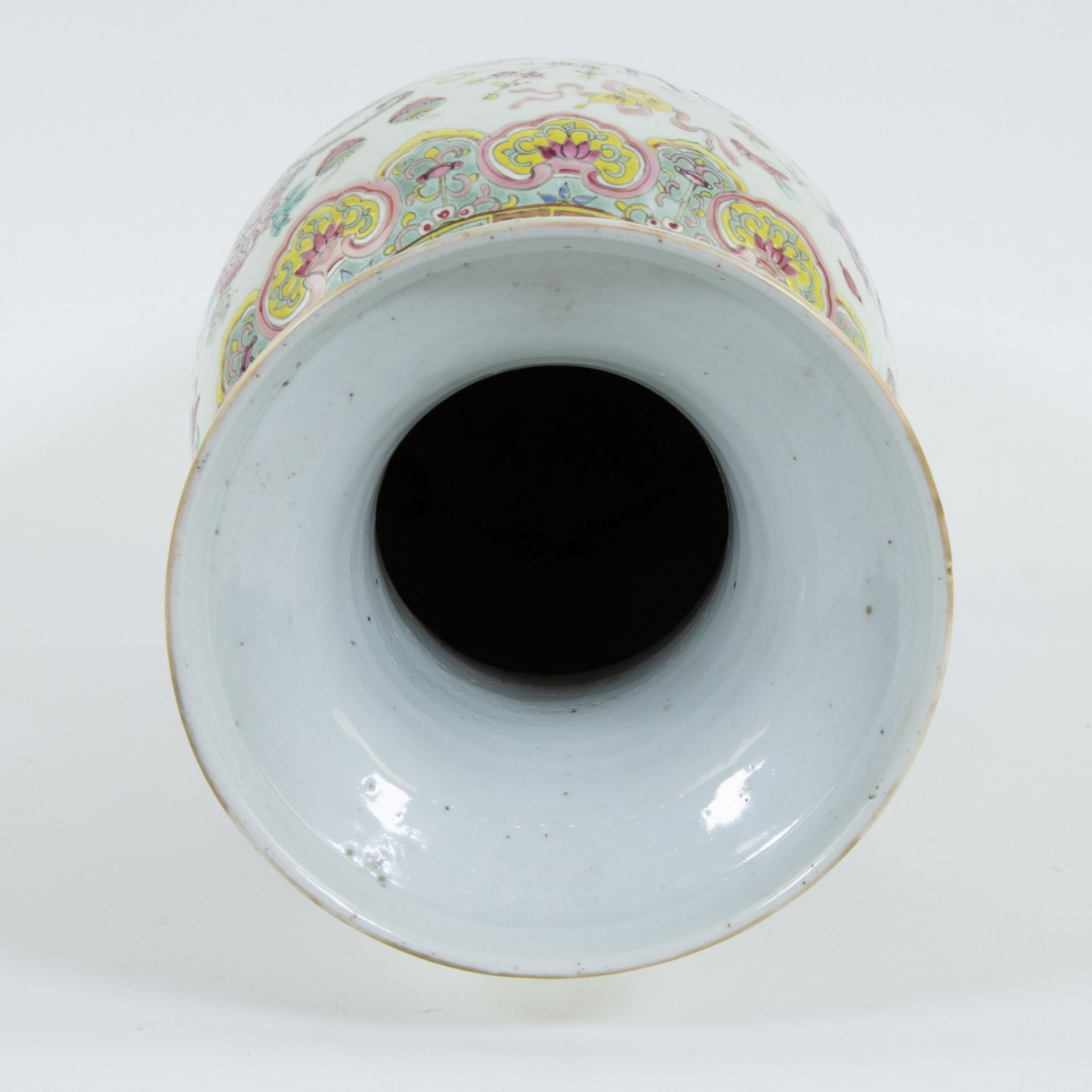 Chinese famille rose vase with decoration of valuables, 19th century - Image 5 of 6