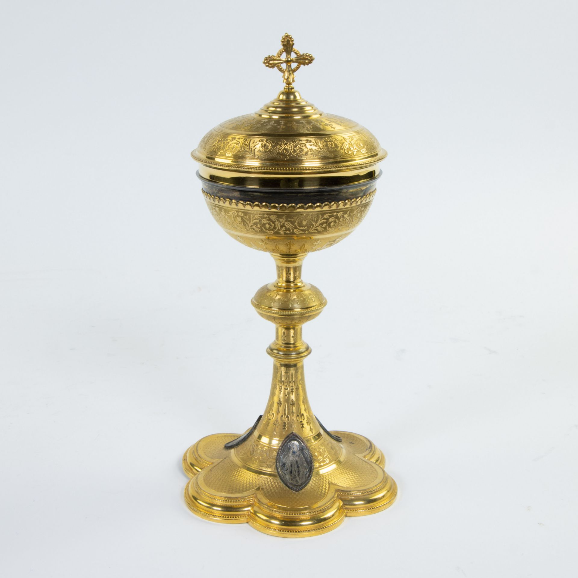 Neo-Gothic finely engraved chalice, base in gilt brass and chalice with vermeille and silver medalli - Image 2 of 12