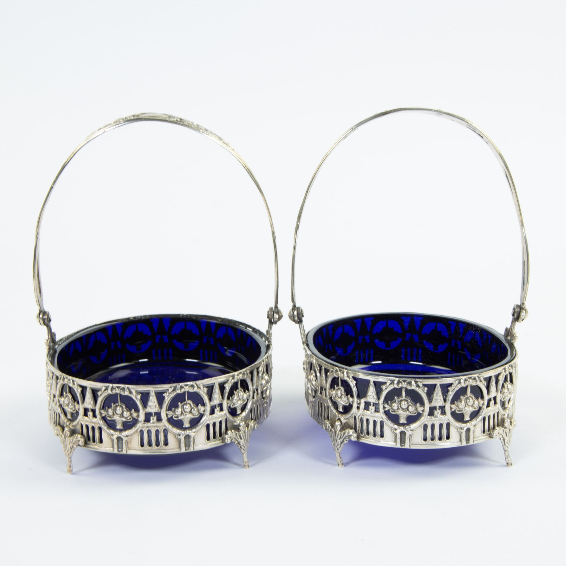 2 solid silver salt baskets beautifully ornamented in Louis XVI style with blue glasses - Bild 2 aus 4