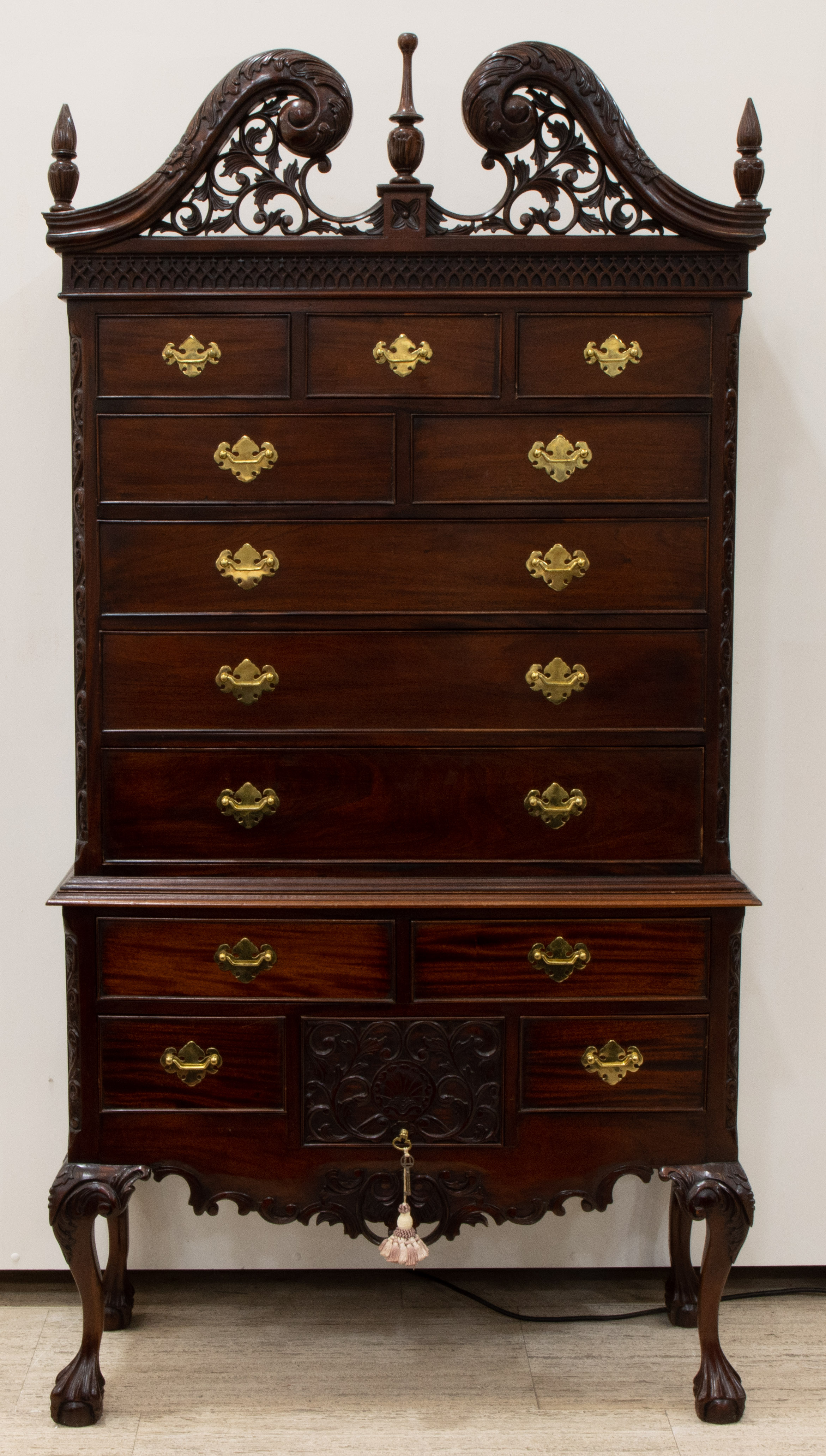 High chest of drawers in mahogany Chippendale style - Image 2 of 2