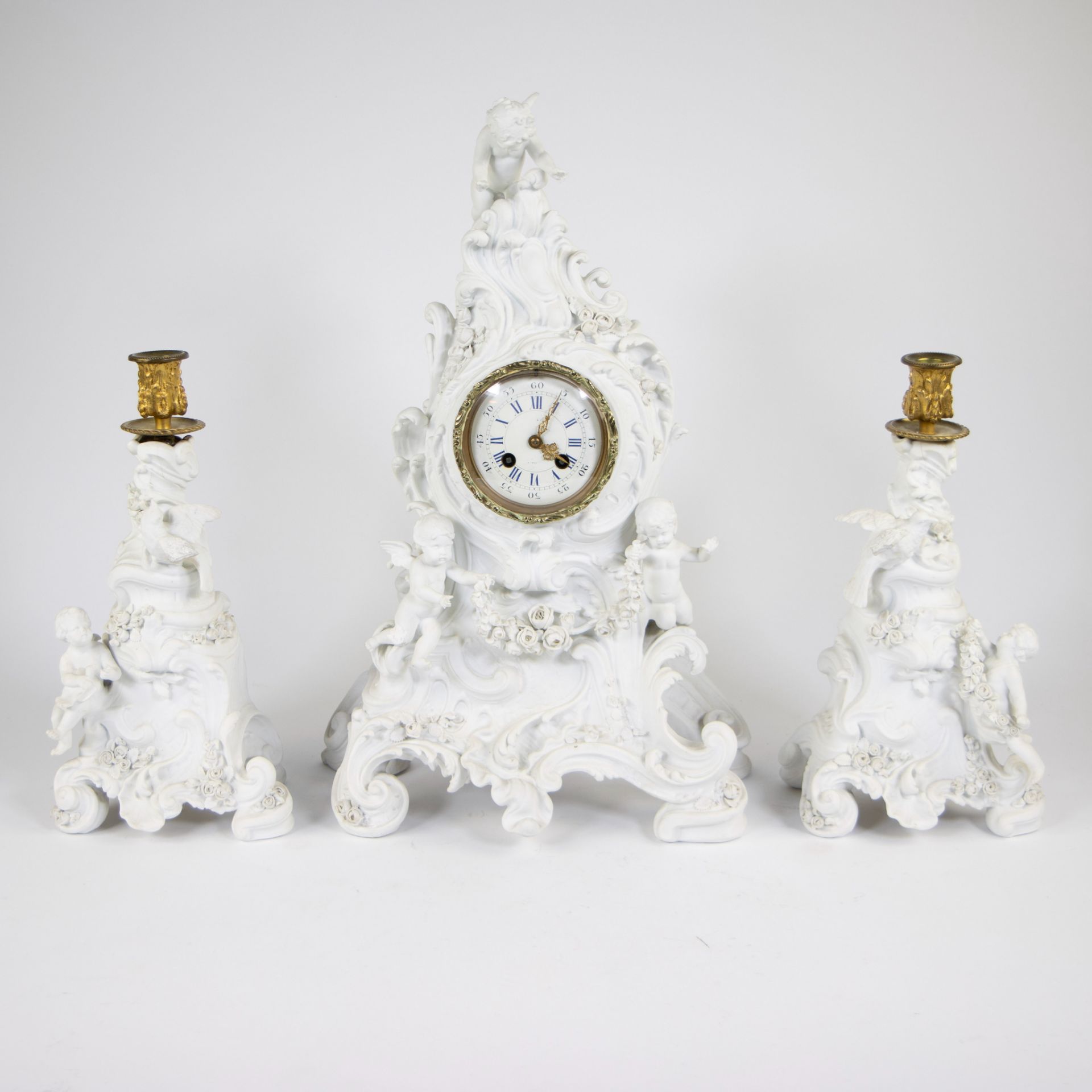 19th century large mantel clock with 2 candlesticks decorated with cherubs. Medal d'argent Marti & C