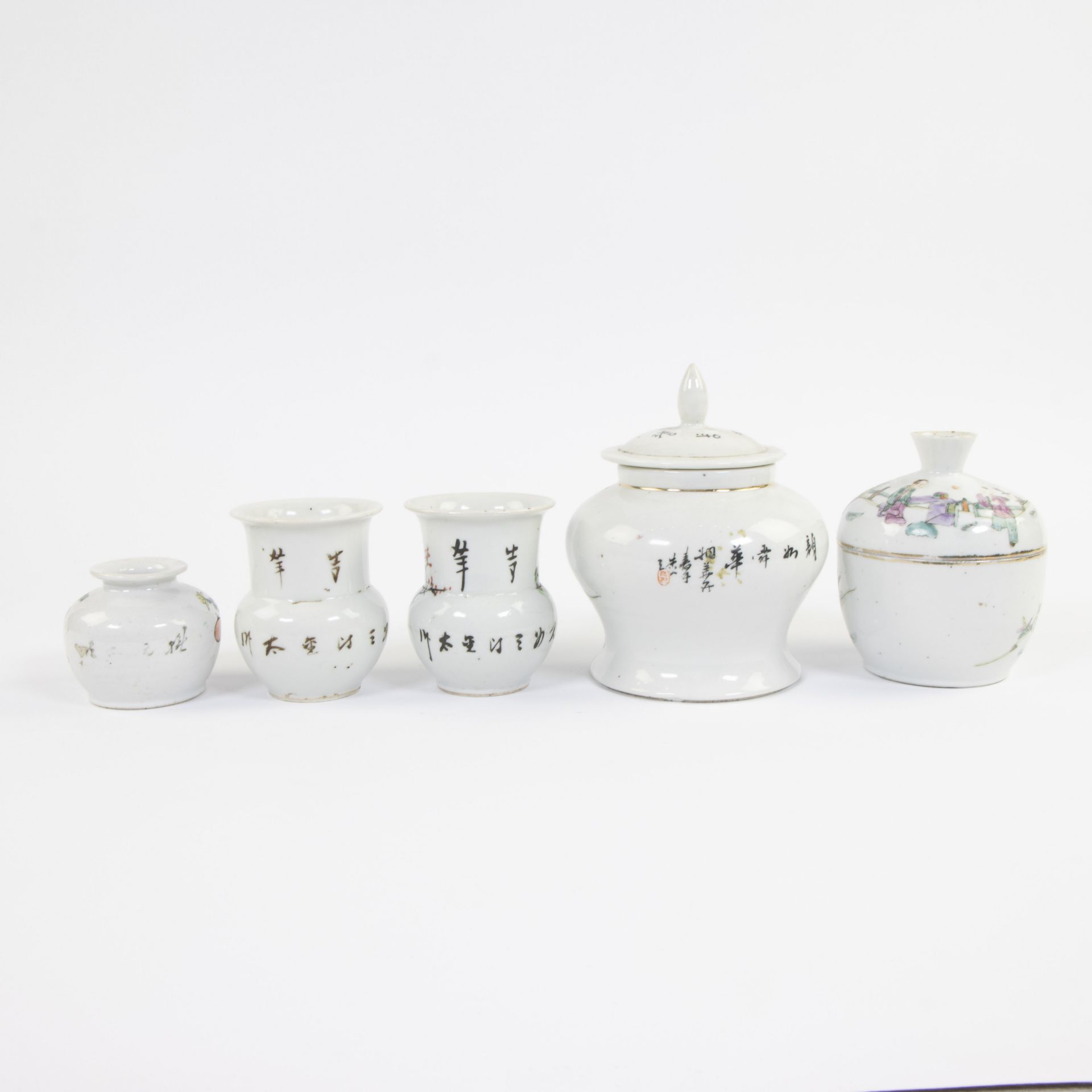 Collection of Chinese porcelain, 3 vases and 2 lidded vases - Image 3 of 7
