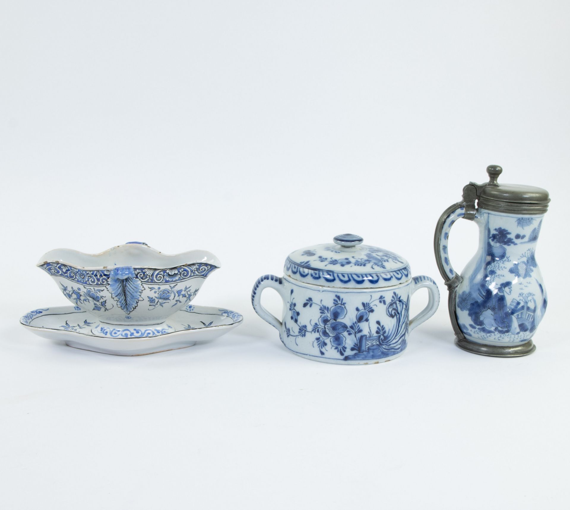 Lot Delft butter pot 18th century, jug circa 1700 and sauce bowl Lille 18th century - Image 3 of 5