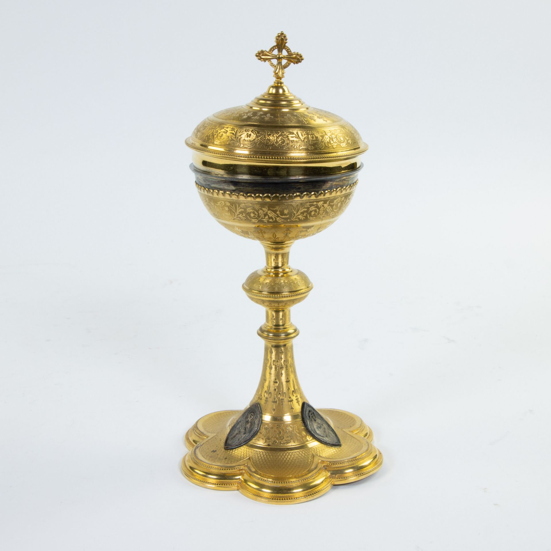 Neo-Gothic finely engraved chalice, base in gilt brass and chalice with vermeille and silver medalli - Image 4 of 12