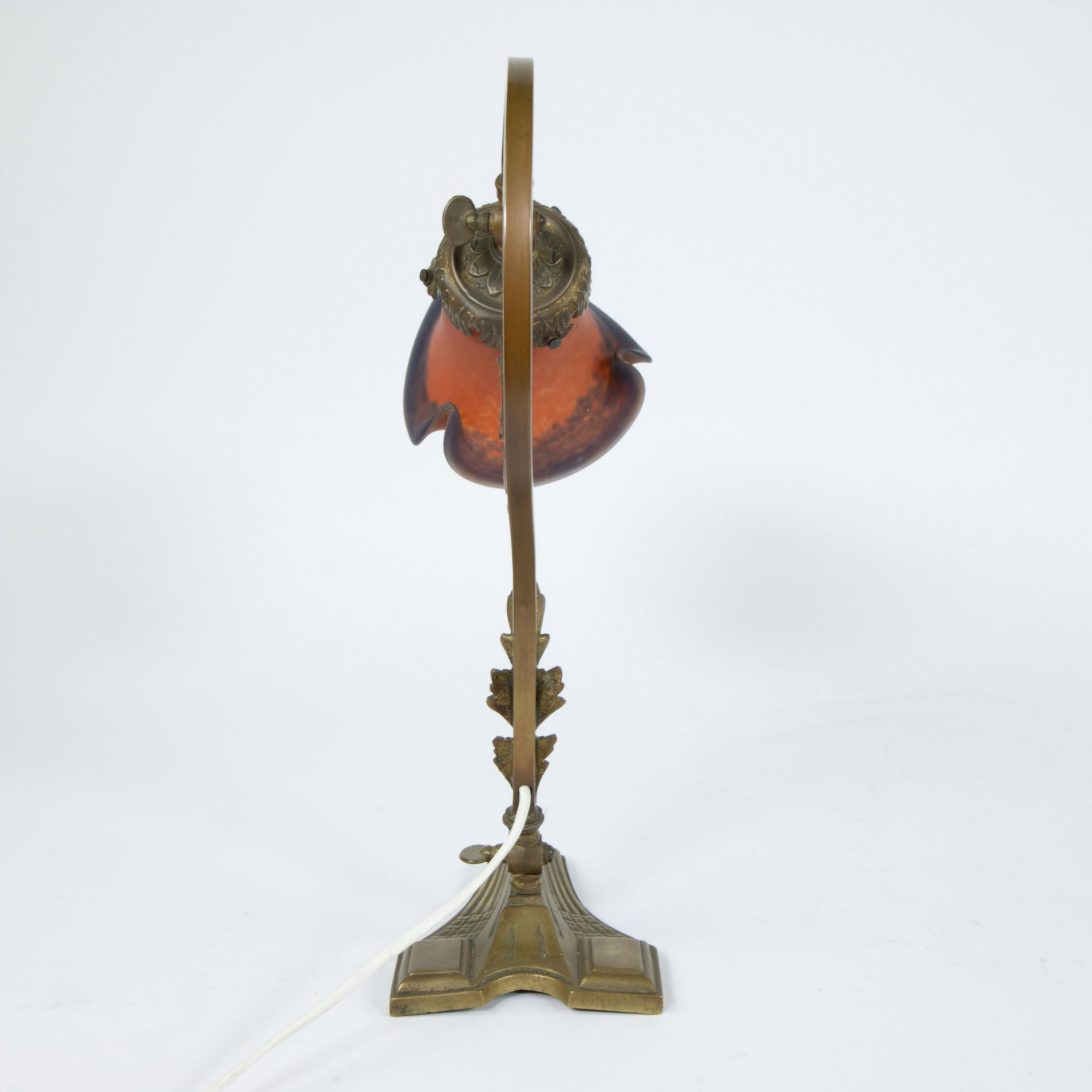 Art Nouveau table lamp with bronze base and shade in glass paste - Image 4 of 4