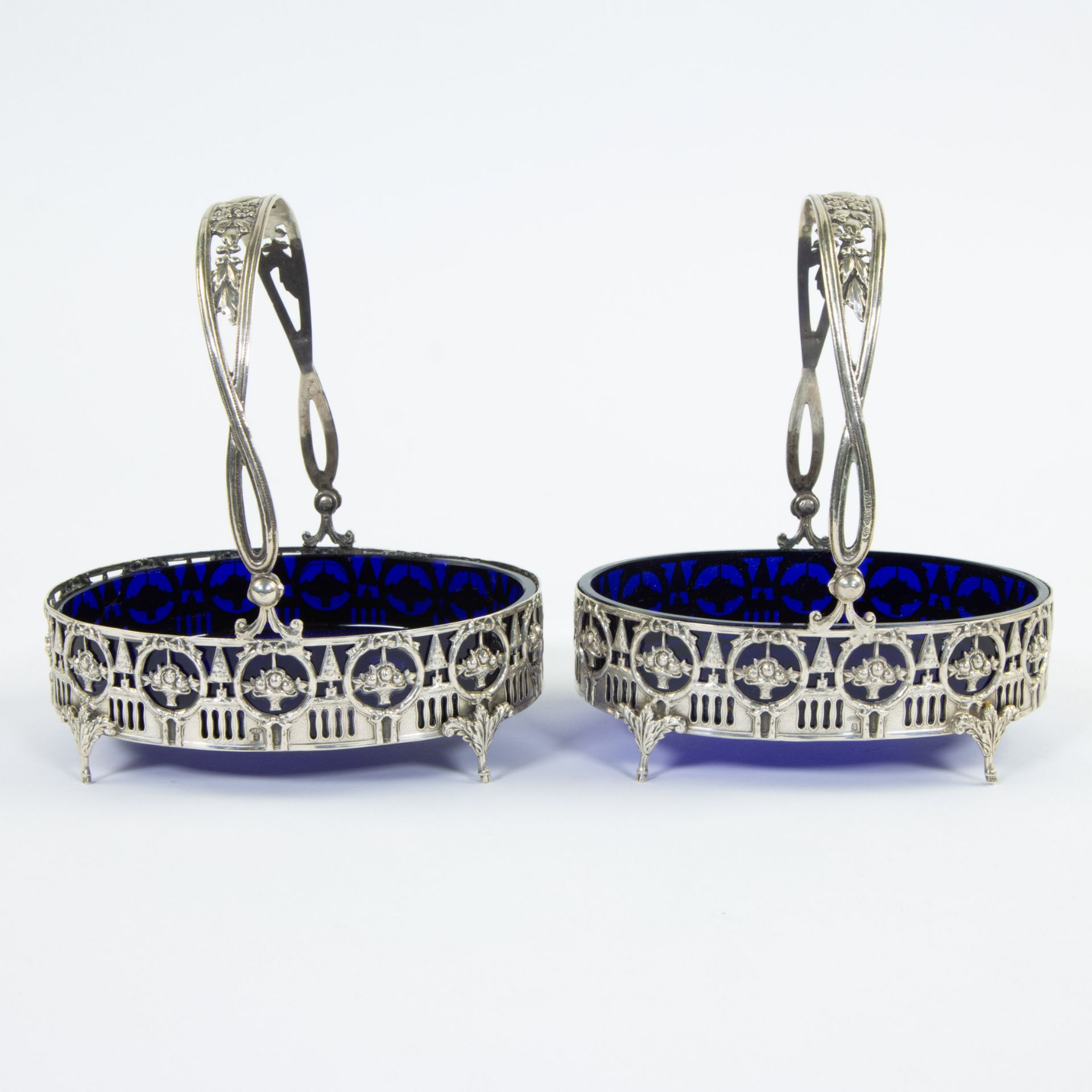 2 solid silver salt baskets beautifully ornamented in Louis XVI style with blue glasses - Bild 3 aus 4