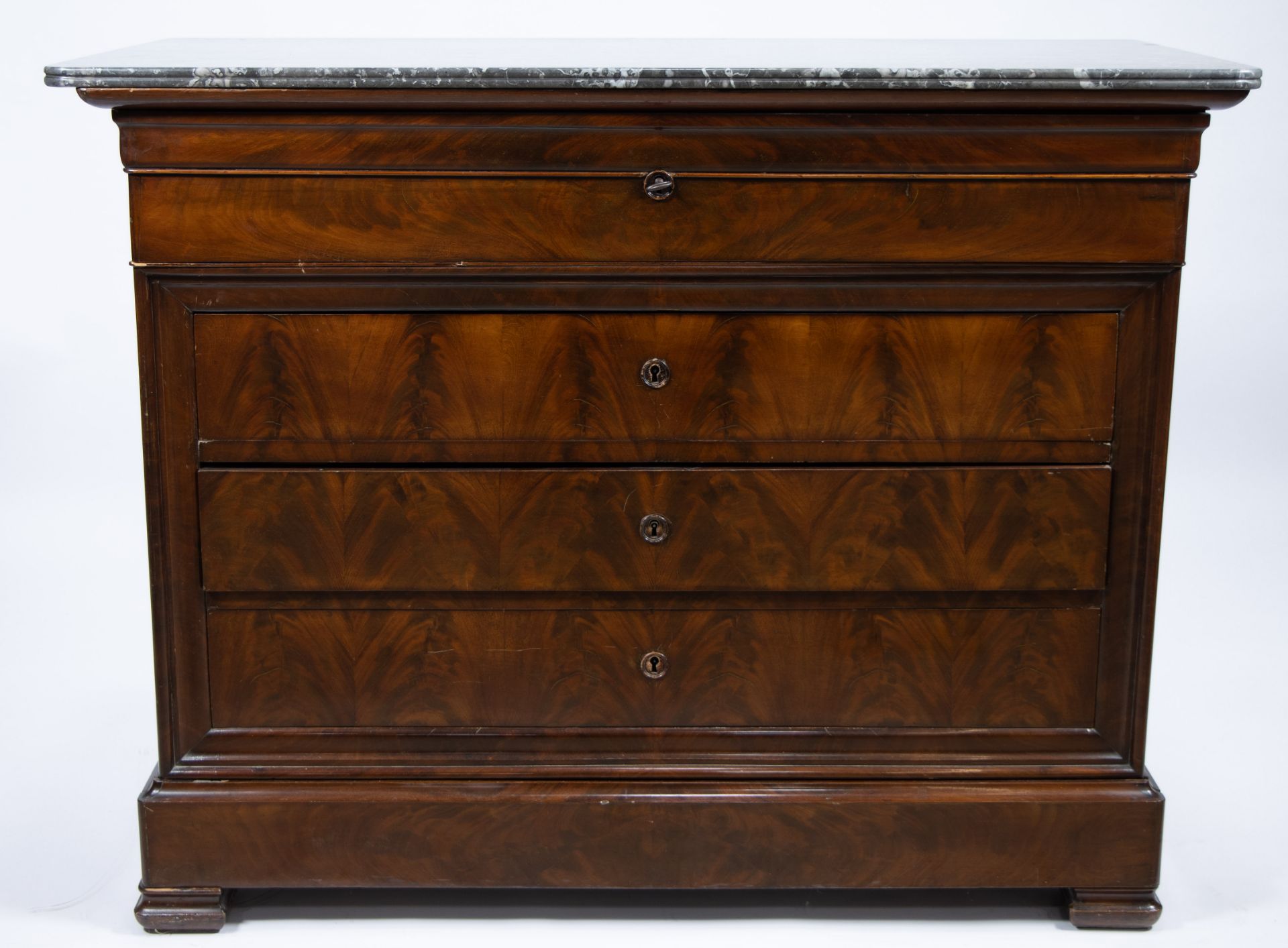 French chest of drawers with 4 drawers in mahogany and with grey-veined marble top