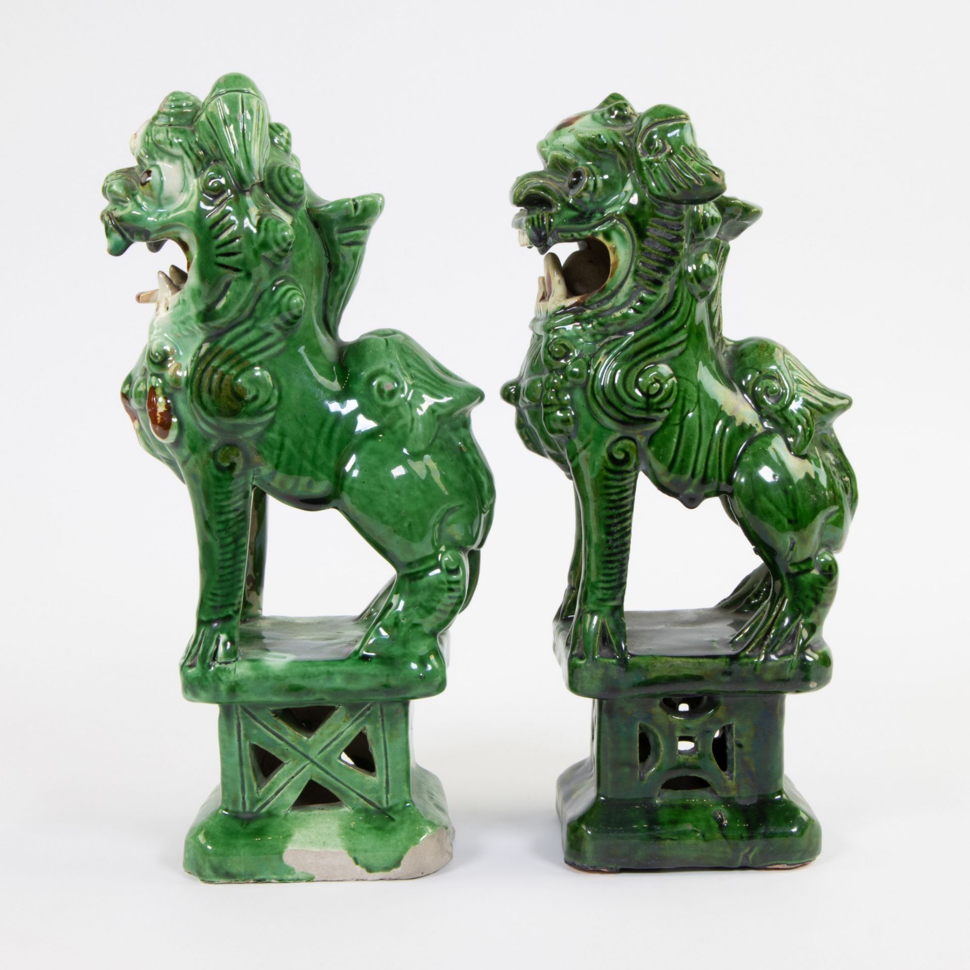 Collection of 2 green glazed ceramic Pho dogs - Image 2 of 5