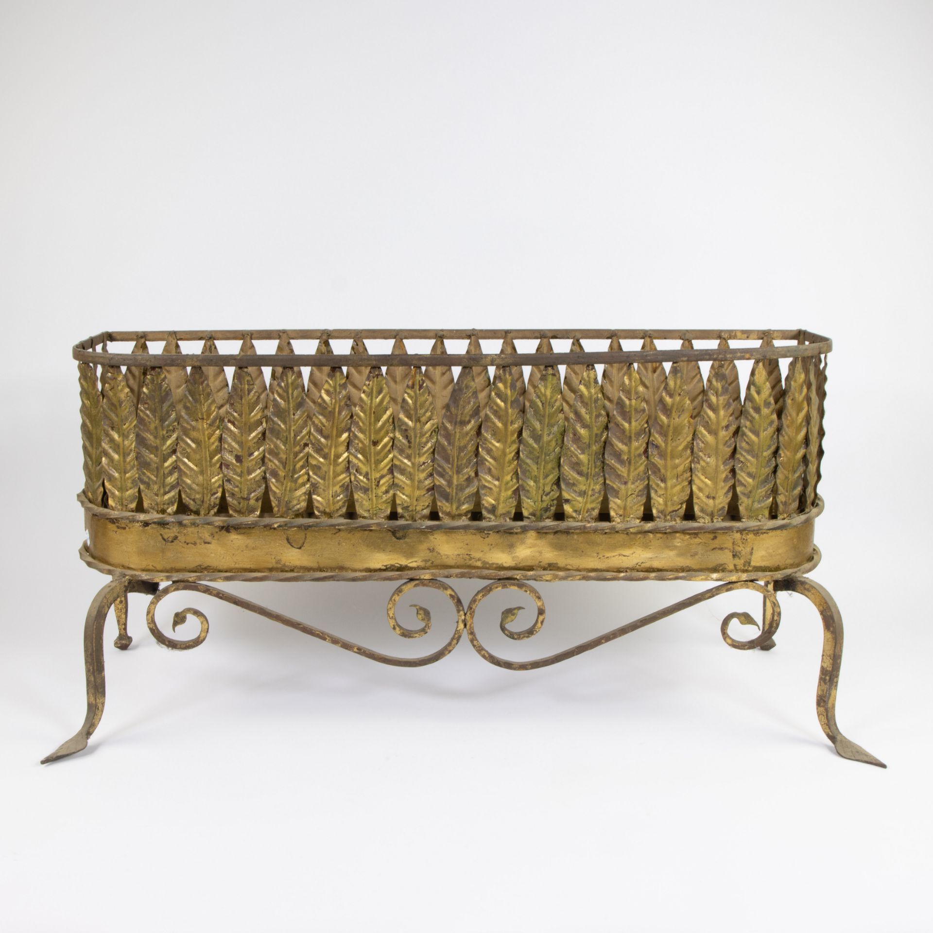 Mid-century jardiniere in gilt brass, decorated with leaves