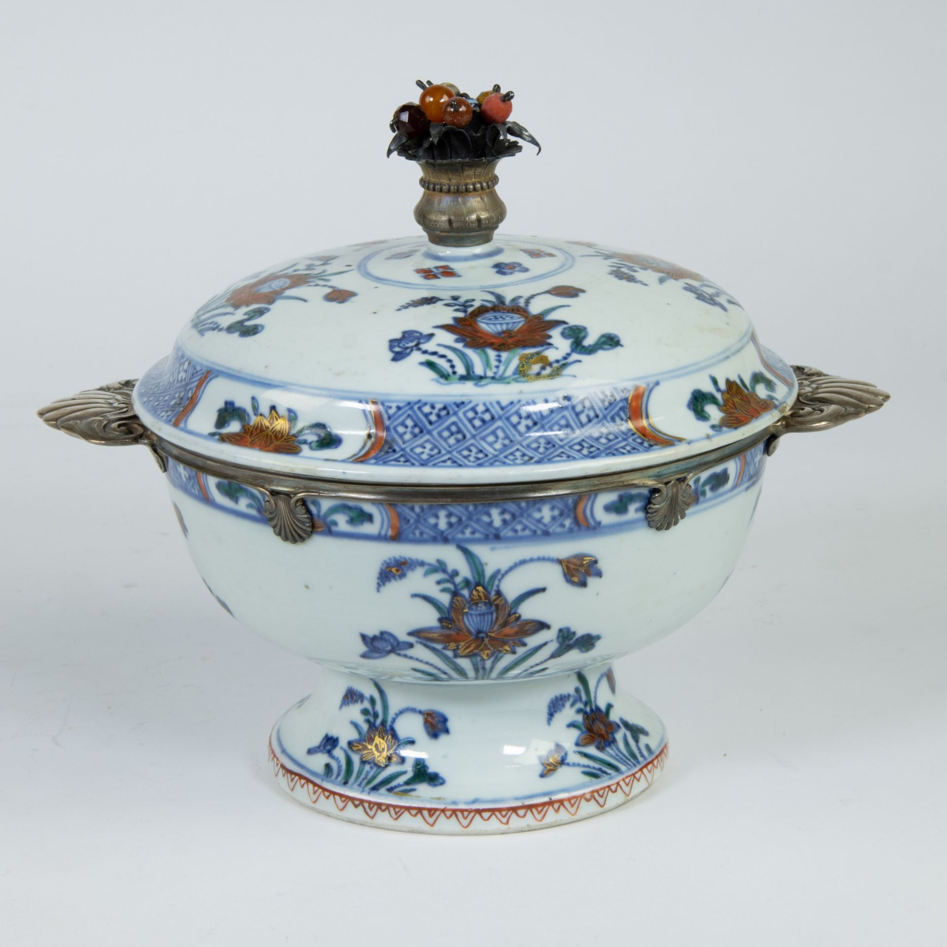 Chinese porcelain lidded pot with silver fittings, Imari, 18th century - Image 3 of 7