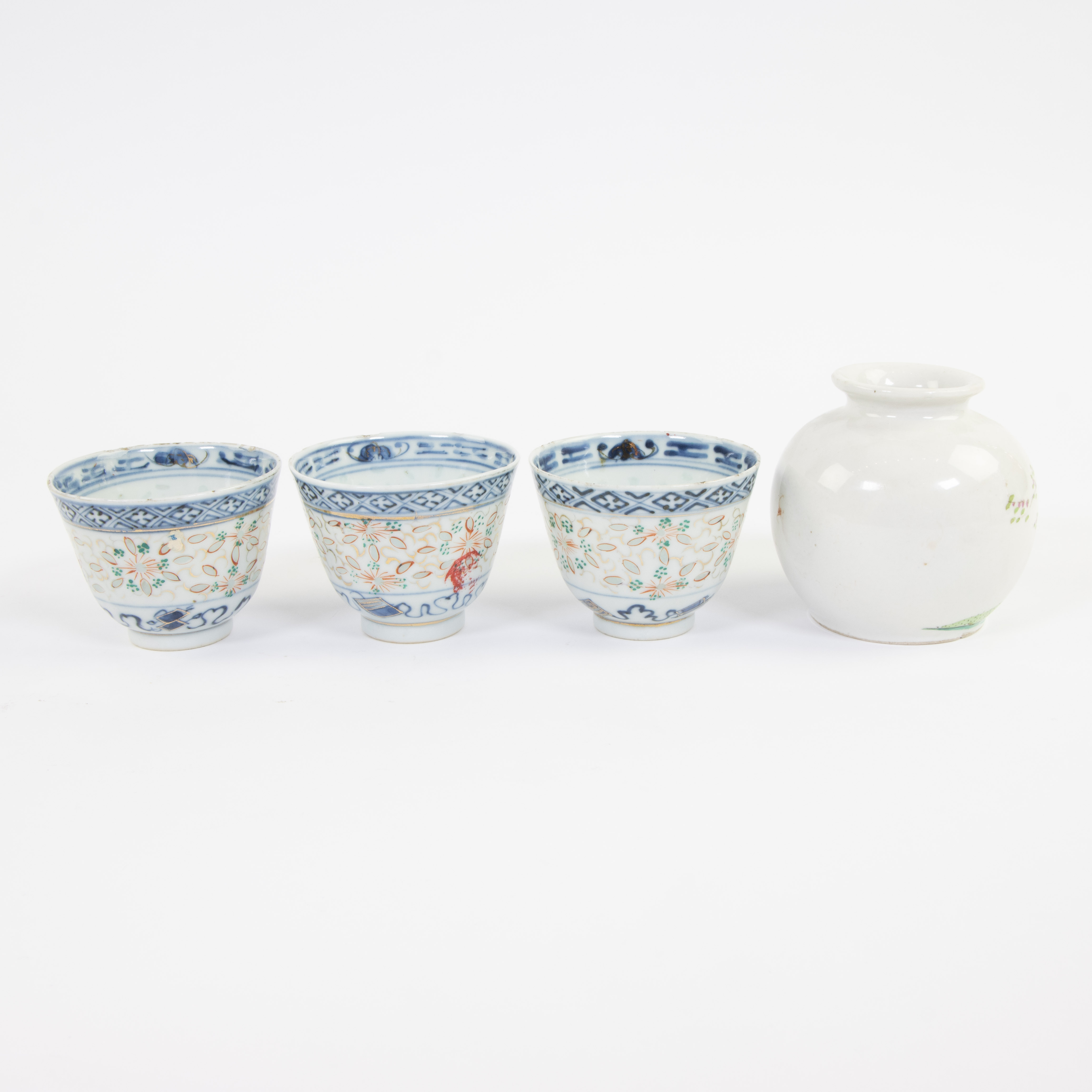 Collection of Chinese porcelain: plates, bowls and vase - Image 8 of 10