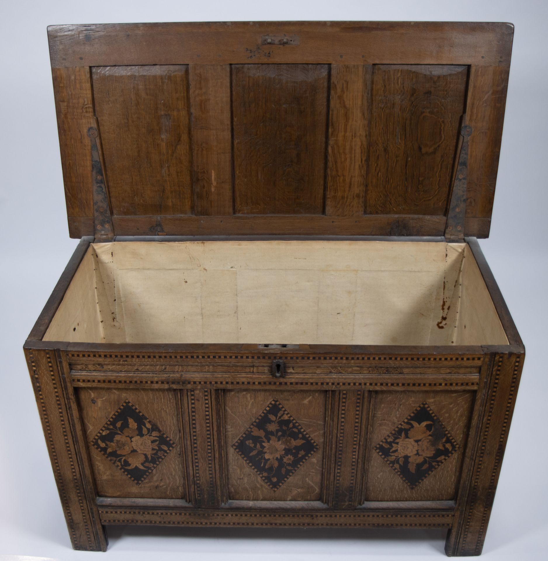 18th-century oak blanket chest with floral inlay and geometric block pattern - Image 3 of 4