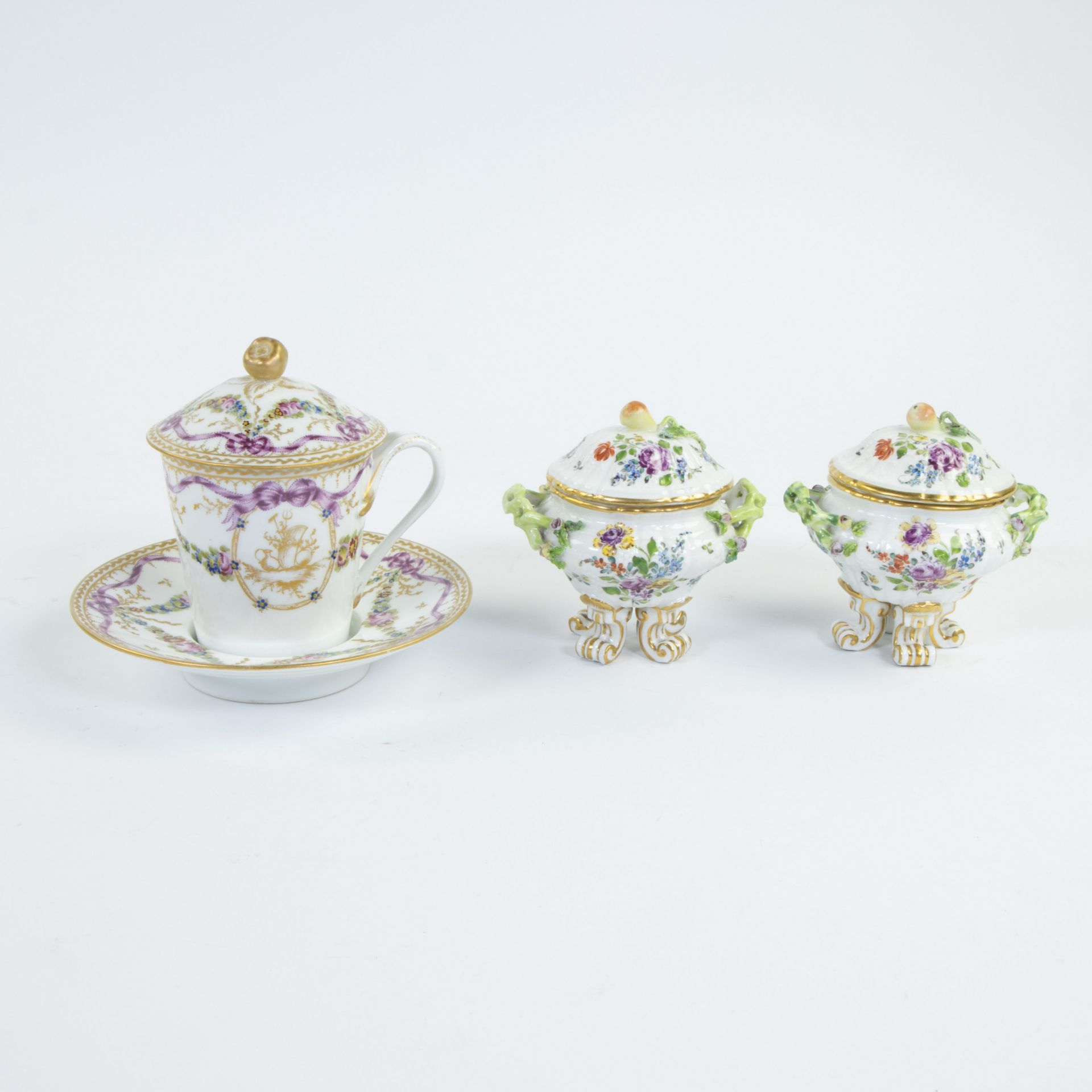 Lot of porcelain: 2 lidded jars Samson and 18th century Parisian chocolate cup 'trembleux' brand Mar