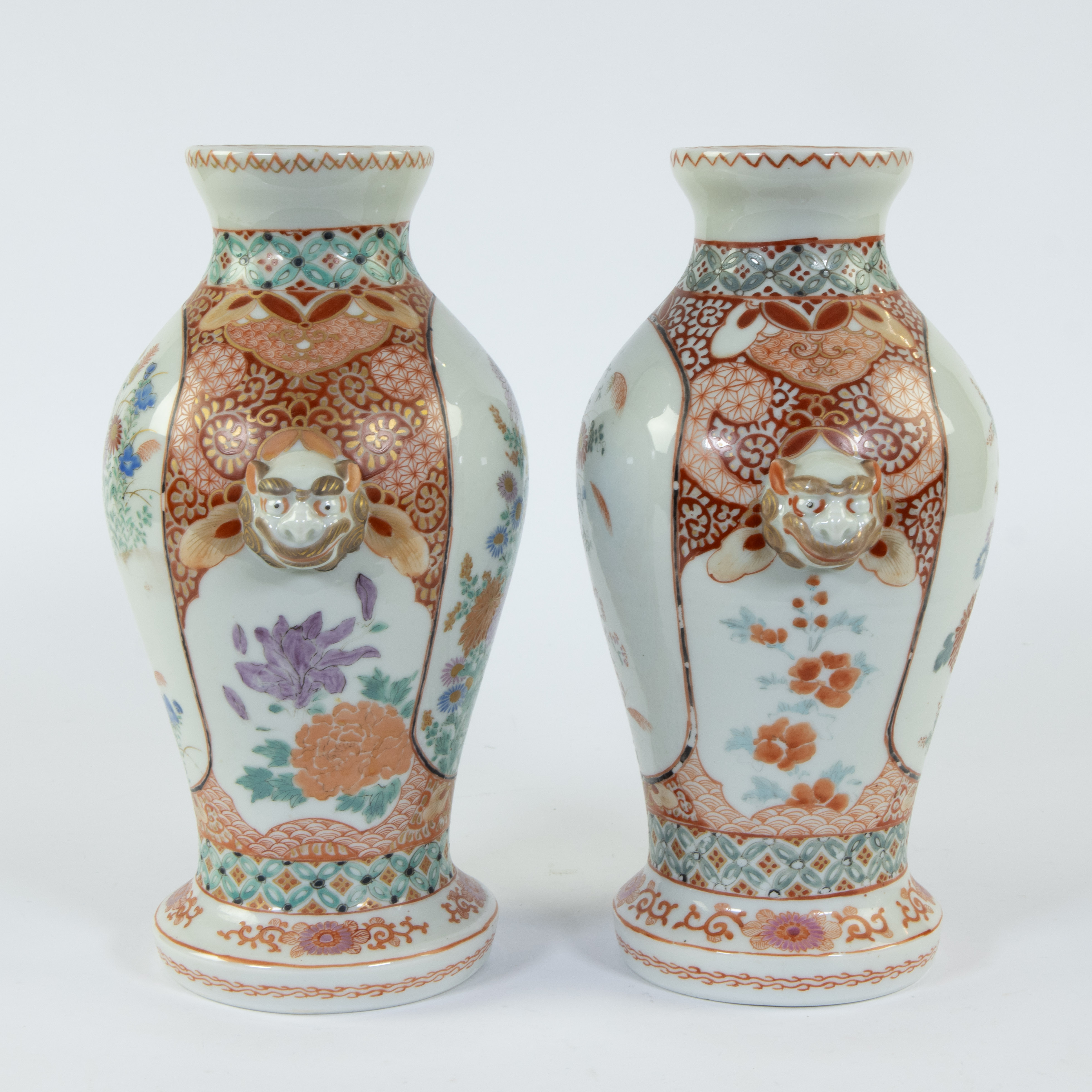 Pair of Japanese Imari vases - Image 4 of 5