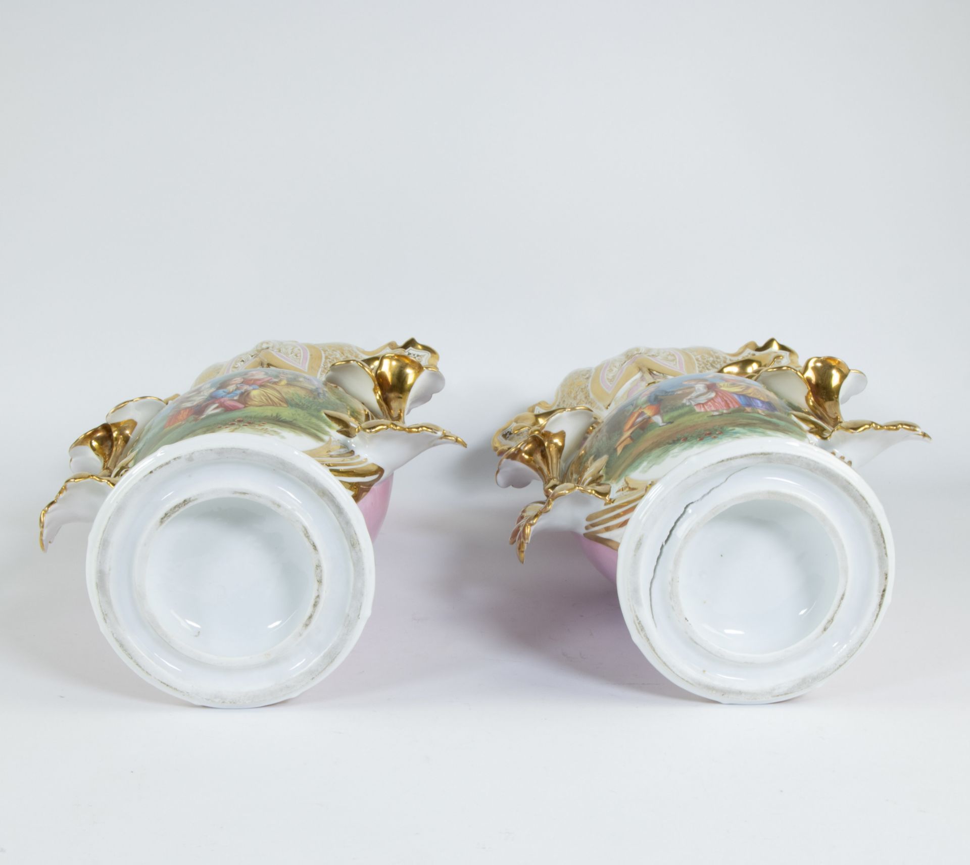 Exceptionally large pair of porcelain vases with gilded leaf motifs and romantic decor, Porcelaine d - Image 5 of 7