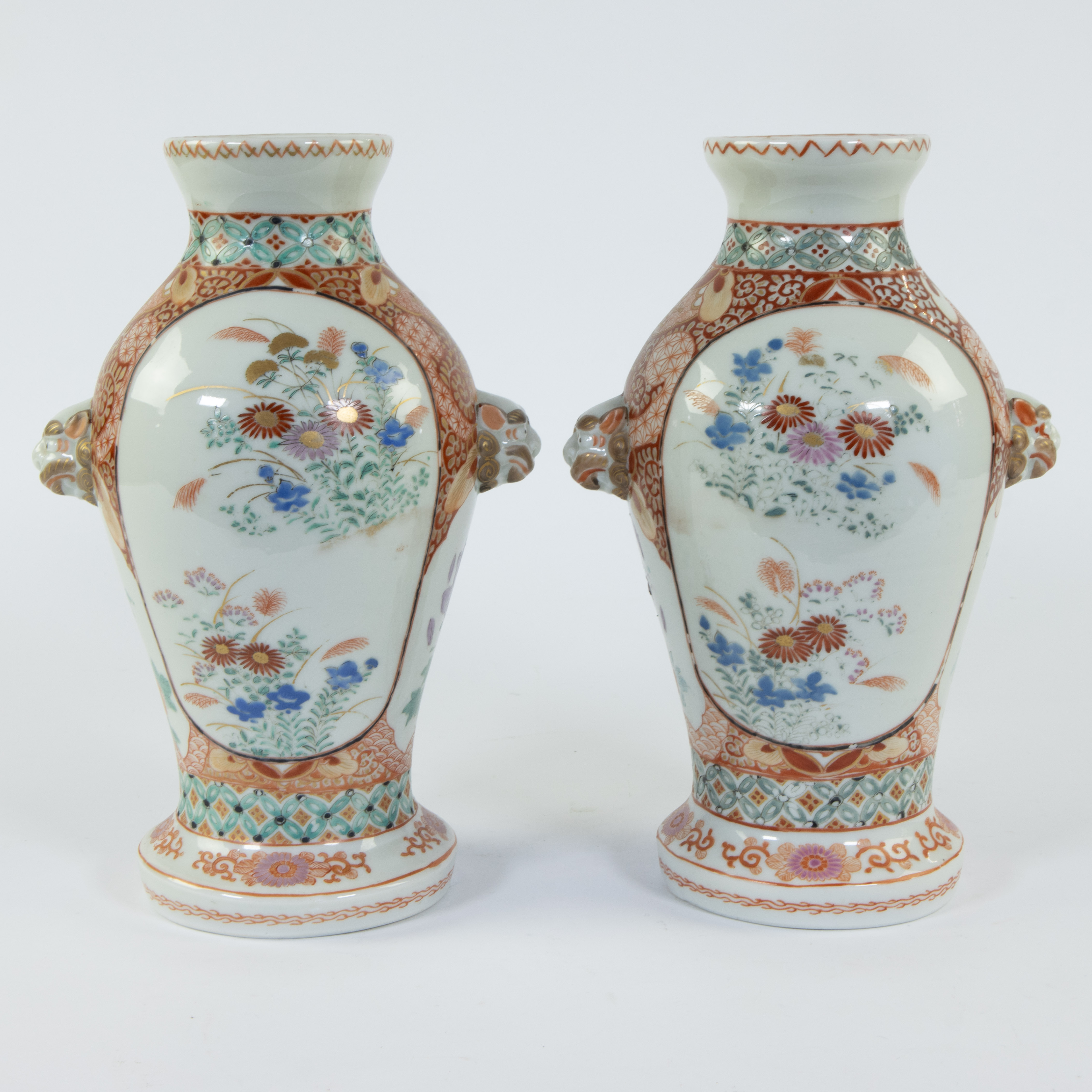 Pair of Japanese Imari vases - Image 3 of 5