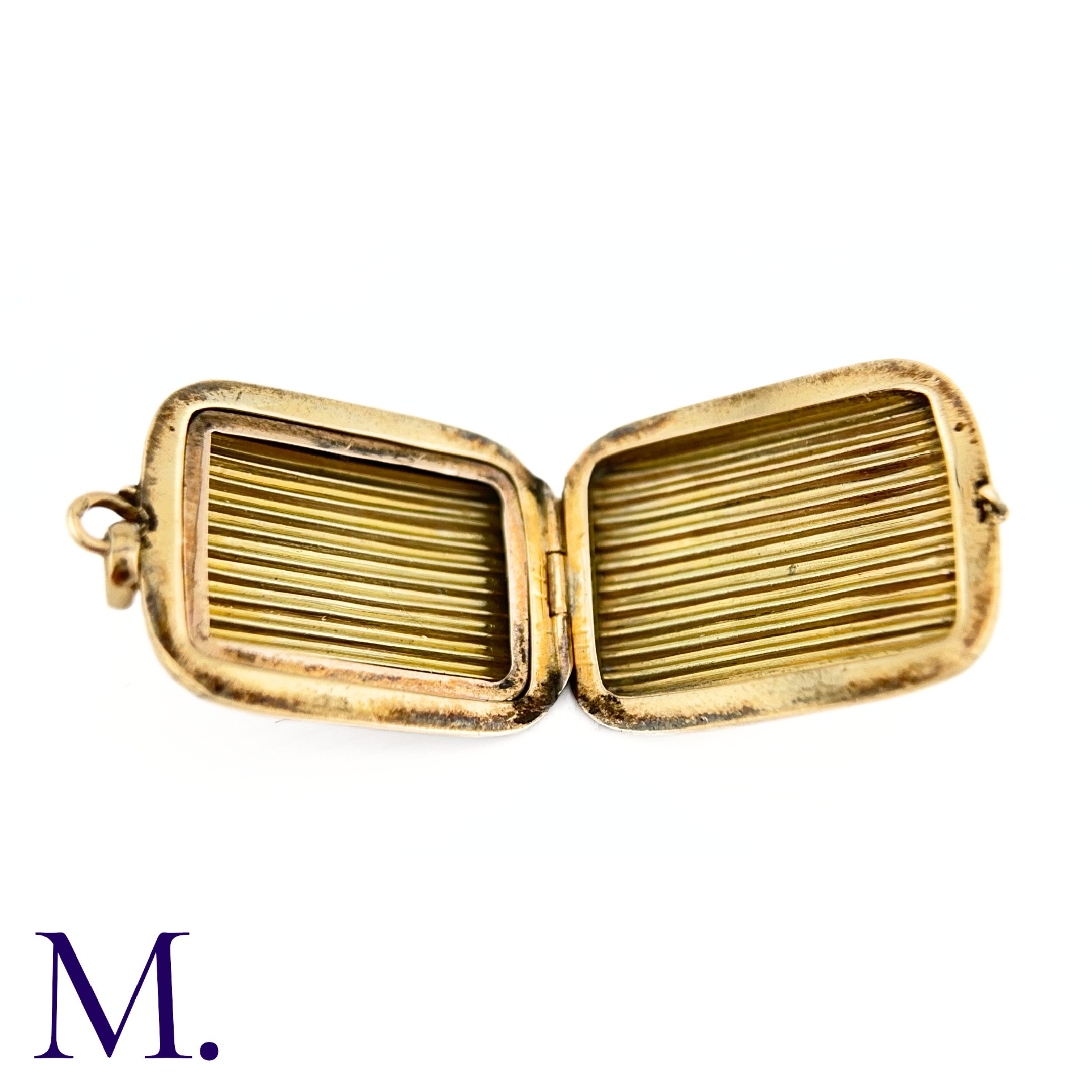 An Antique Fluted Gold Locket The 9ct yellow gold rectangular locket has a pleasant ridged design - Image 5 of 6