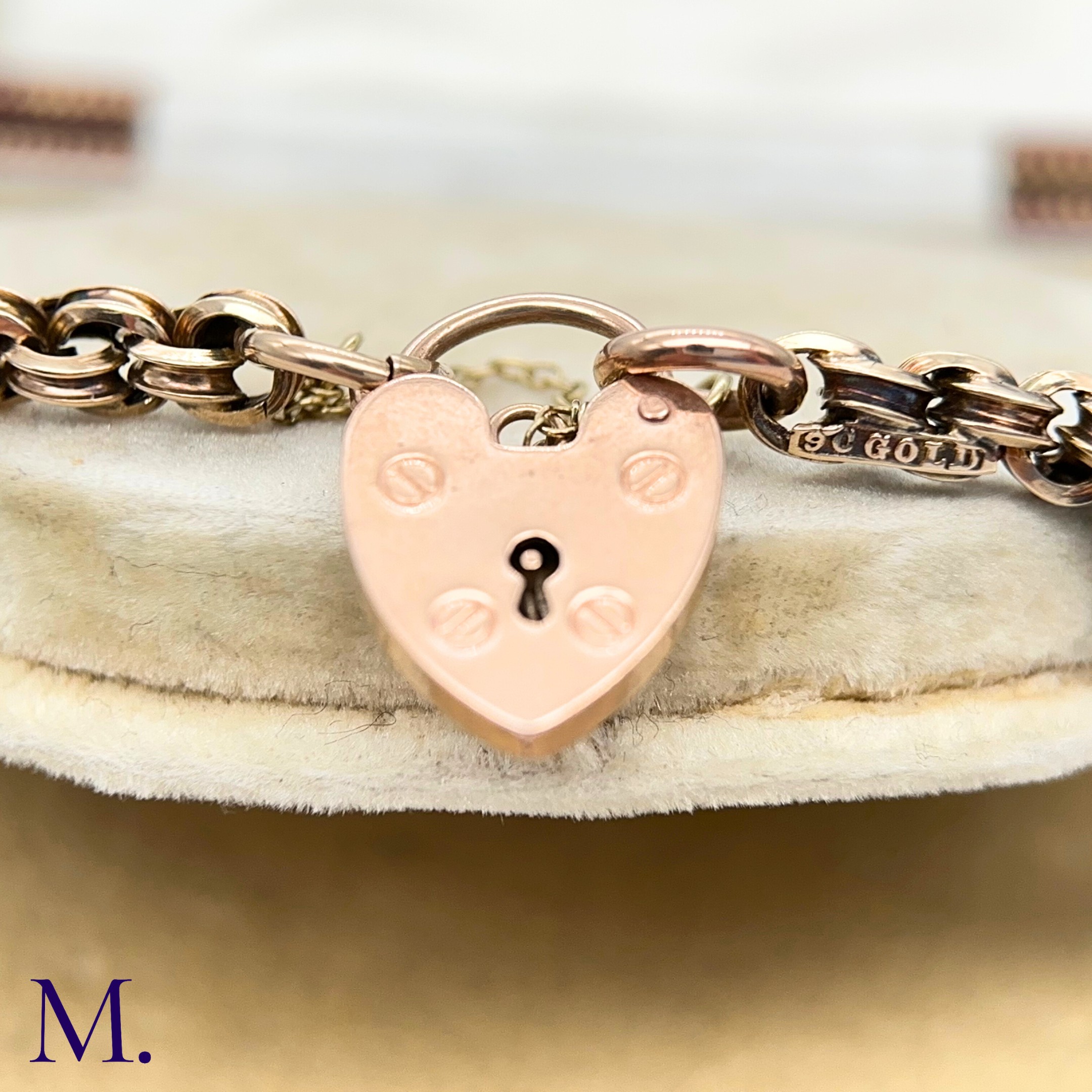 An Antique 9ct Gold Fancy Link Bracelet. The 9ct rose gold bracelet is secured with a heart-shaped - Image 4 of 5