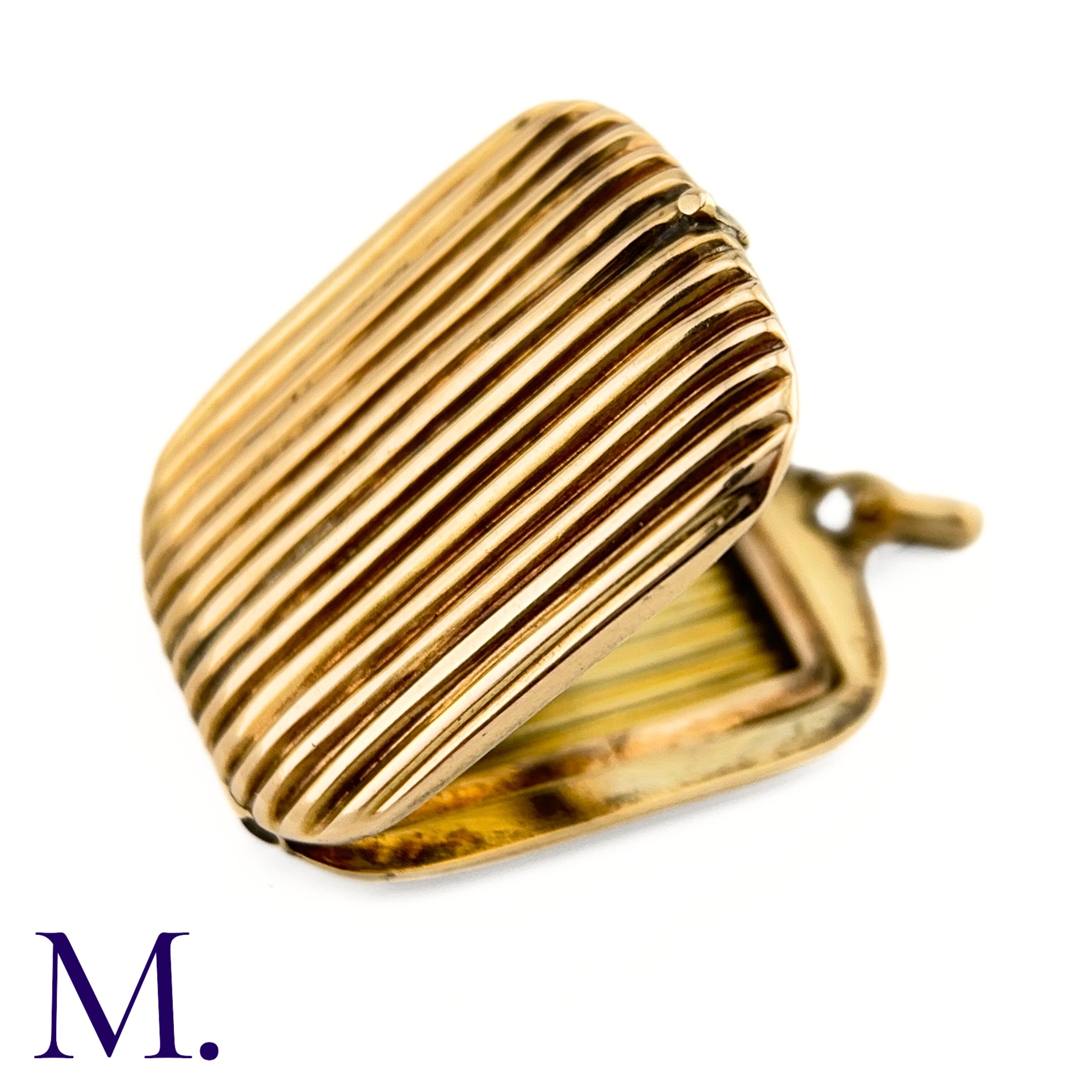 An Antique Fluted Gold Locket The 9ct yellow gold rectangular locket has a pleasant ridged design - Image 3 of 6