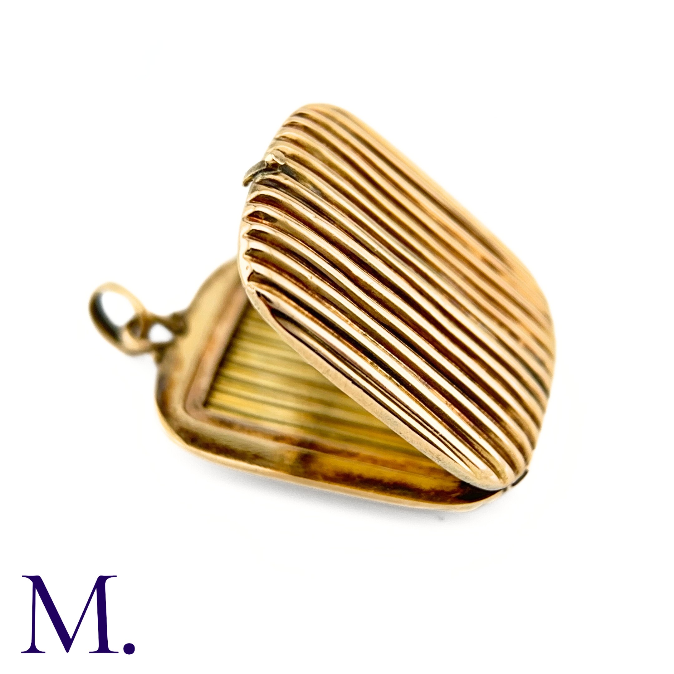 An Antique Fluted Gold Locket The 9ct yellow gold rectangular locket has a pleasant ridged design - Image 4 of 6