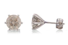 PAIR OF CERTIFICATED DIAMOND STUD EARRINGS