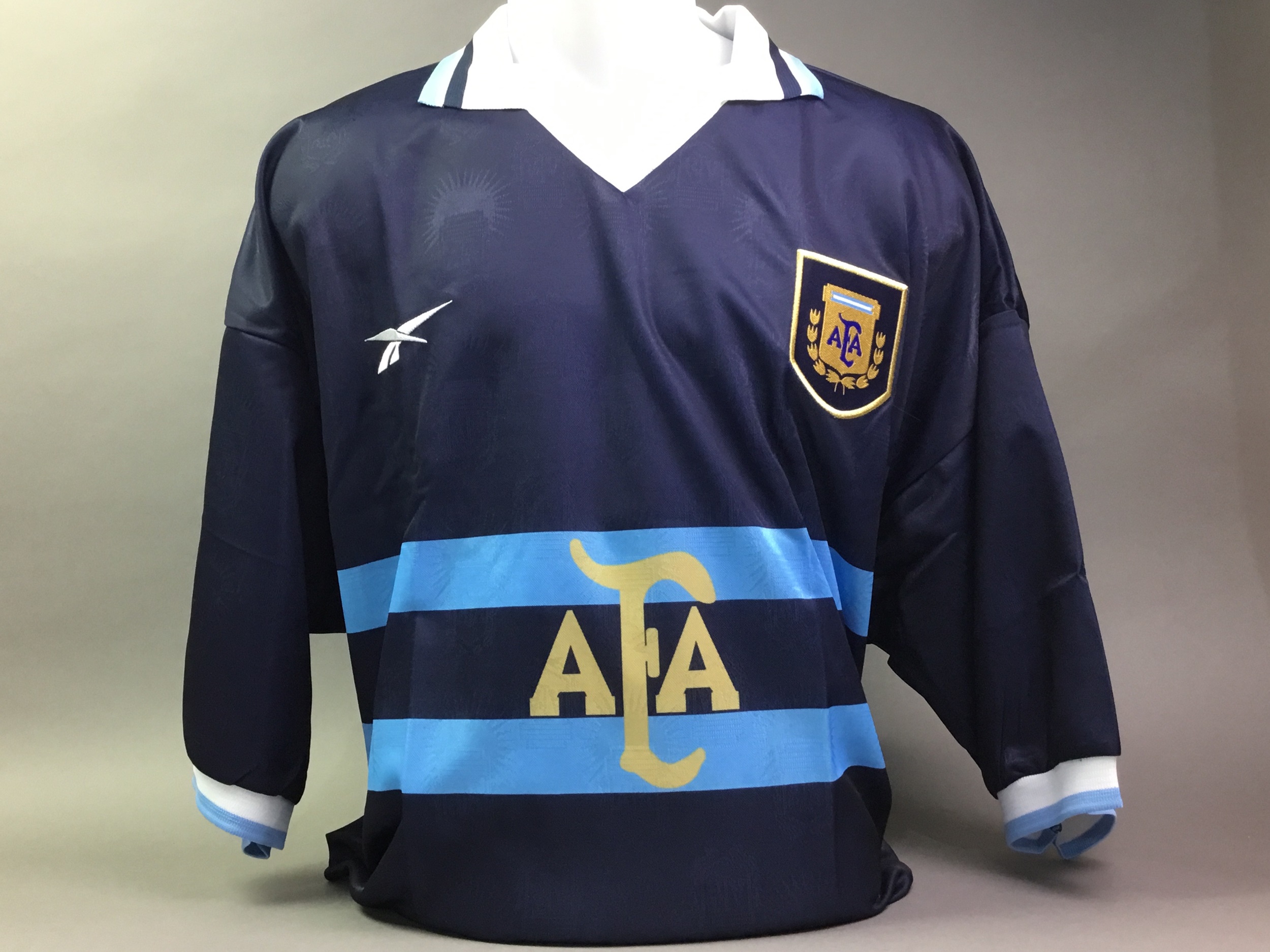 ARGENTINA REPLICA 2000/01 HOME & AWAY JERSEYS - Image 3 of 4