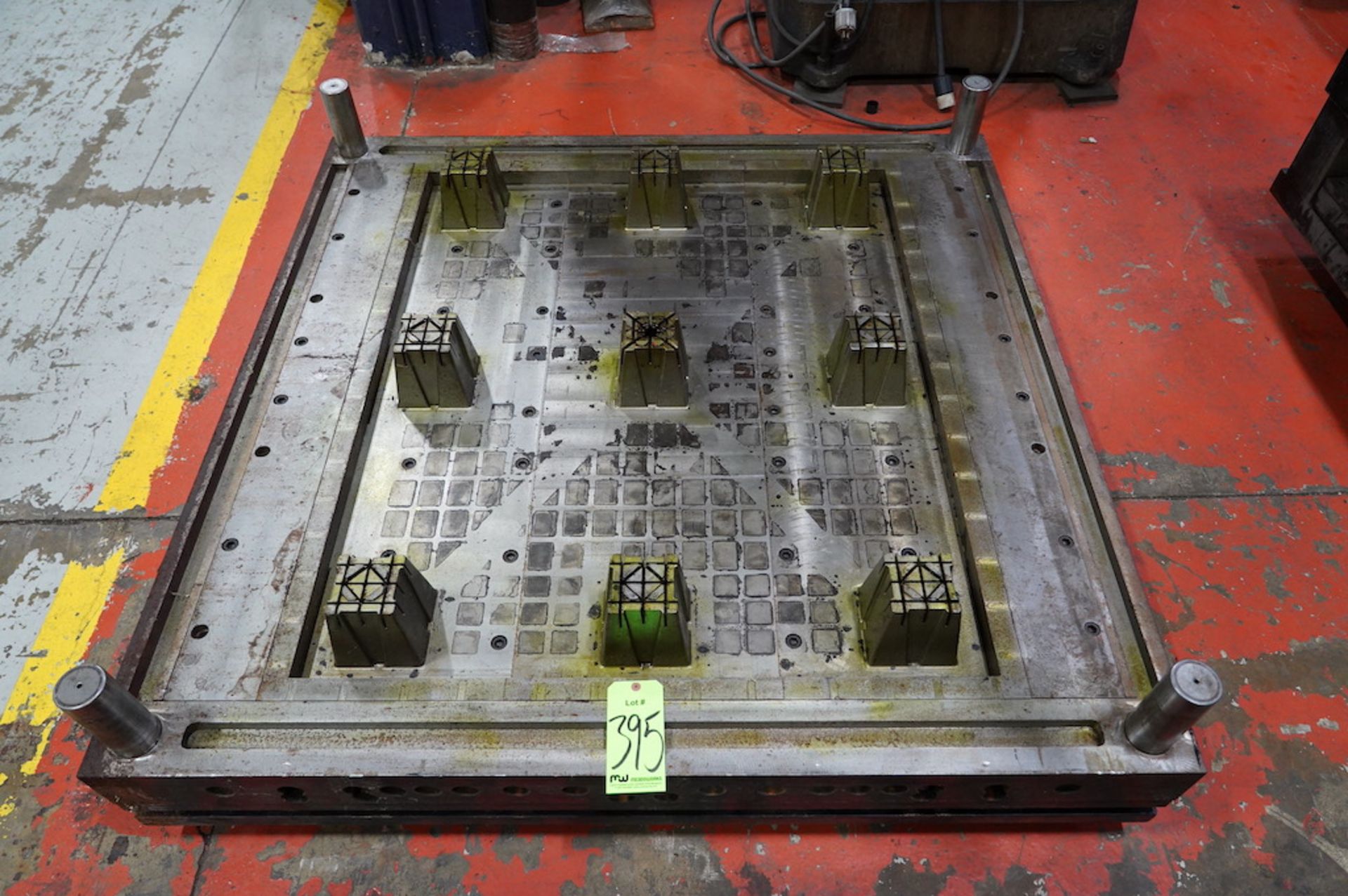 40" x 48" Plastic Pallet Mold w/(2) Molds - (1) For 40" x 48" Pallet, (1) For Snap-In Piece to make - Image 3 of 7