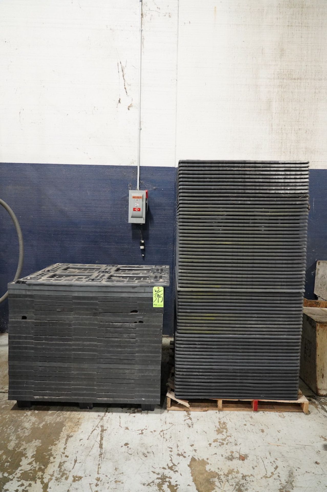 40" x 48" Plastic Pallet Mold w/(2) Molds - (1) For 40" x 48" Pallet, (1) For Snap-In Piece to make - Image 7 of 7