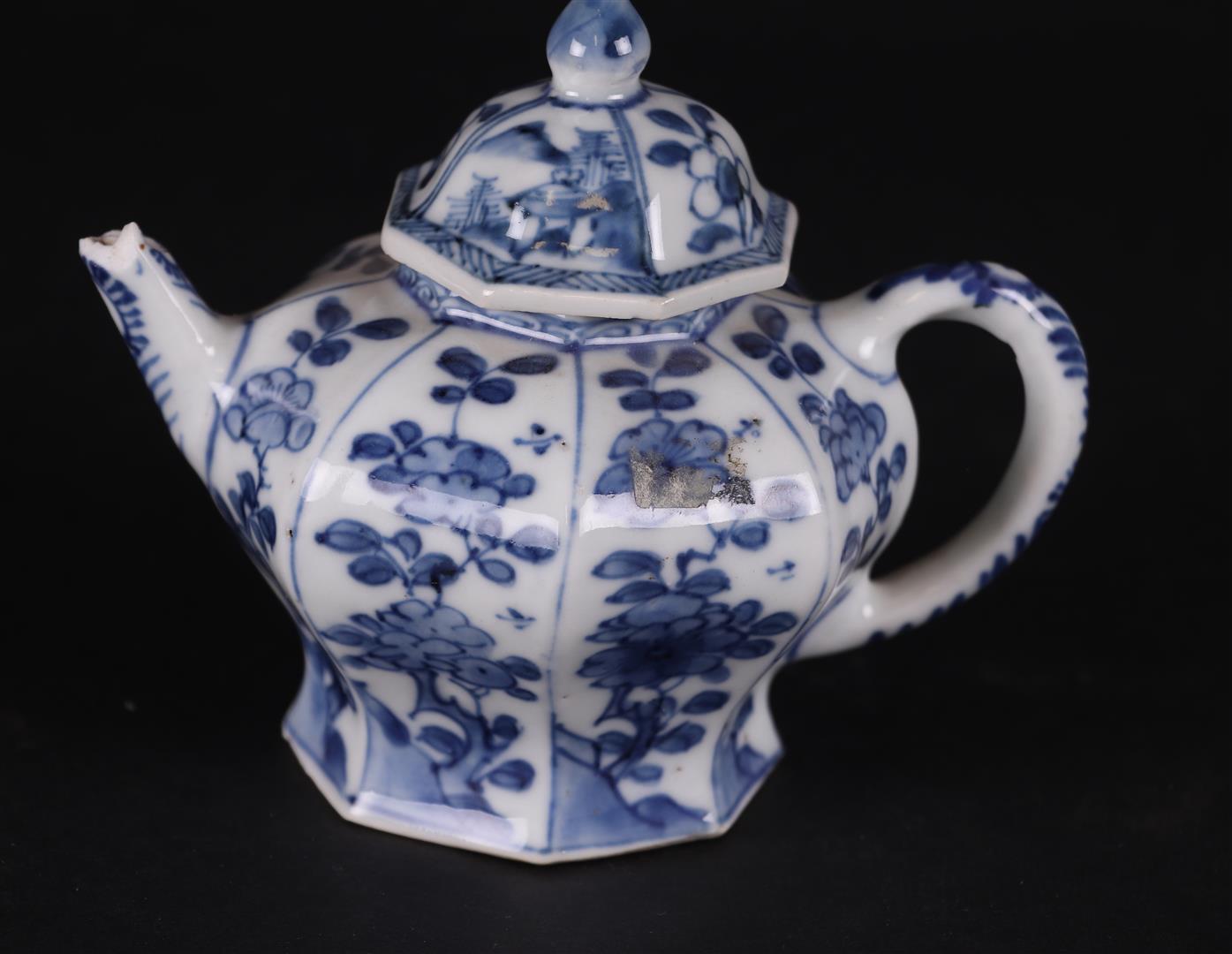 A porcelain angled teapot with floral decor. China Kangxi/Yongzheng.