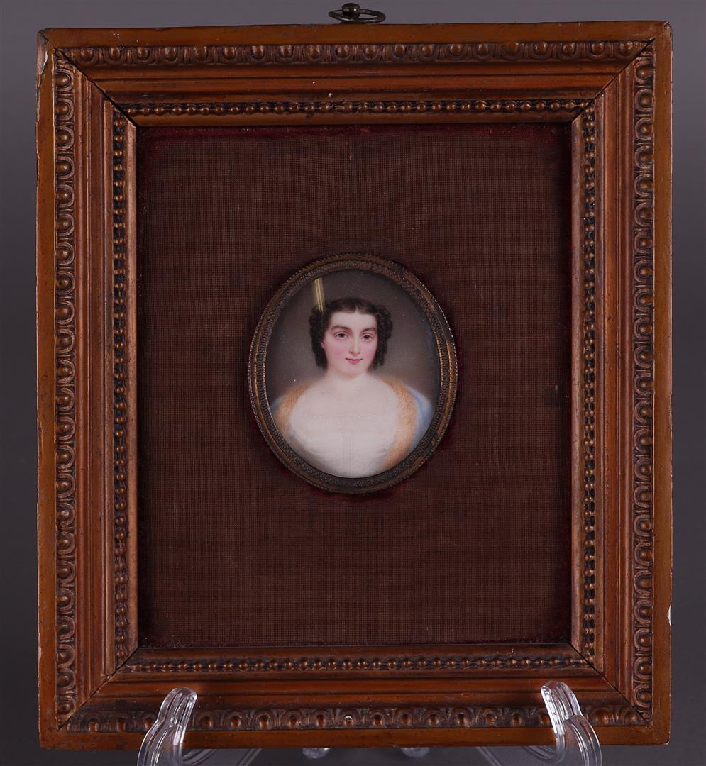 A hand-painted miniature portrait of a young lady. Approx. 1815. - Image 2 of 3