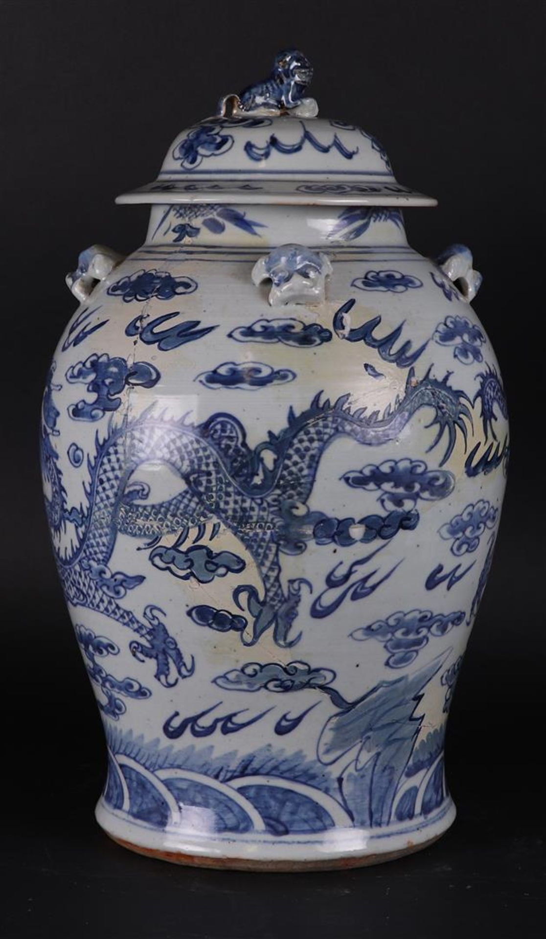 A large porcelain lidded vase decorated with dragons. China, 19th century. - Image 3 of 6