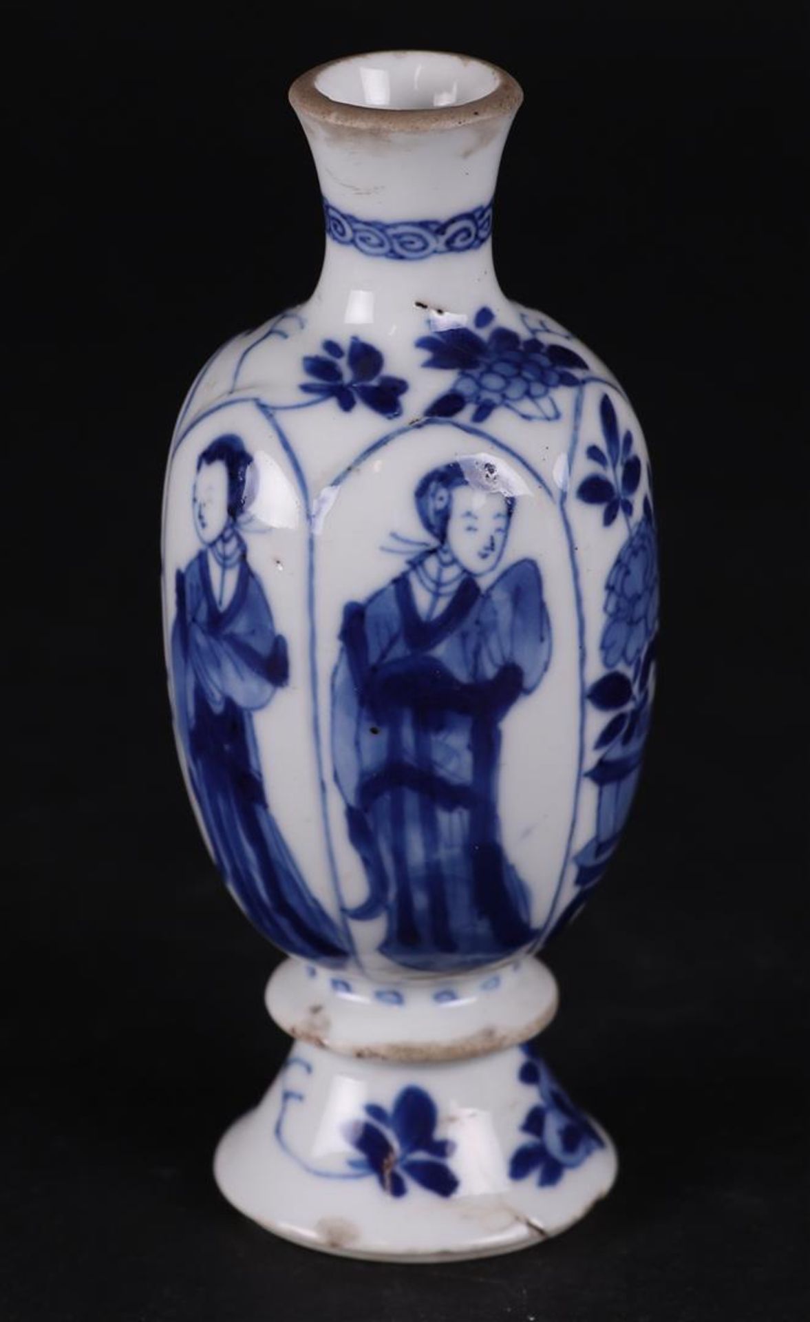 A porcelain vase with knob in the foot, and standing Long Eliza decoration. China, Kanxi.  - Image 2 of 4