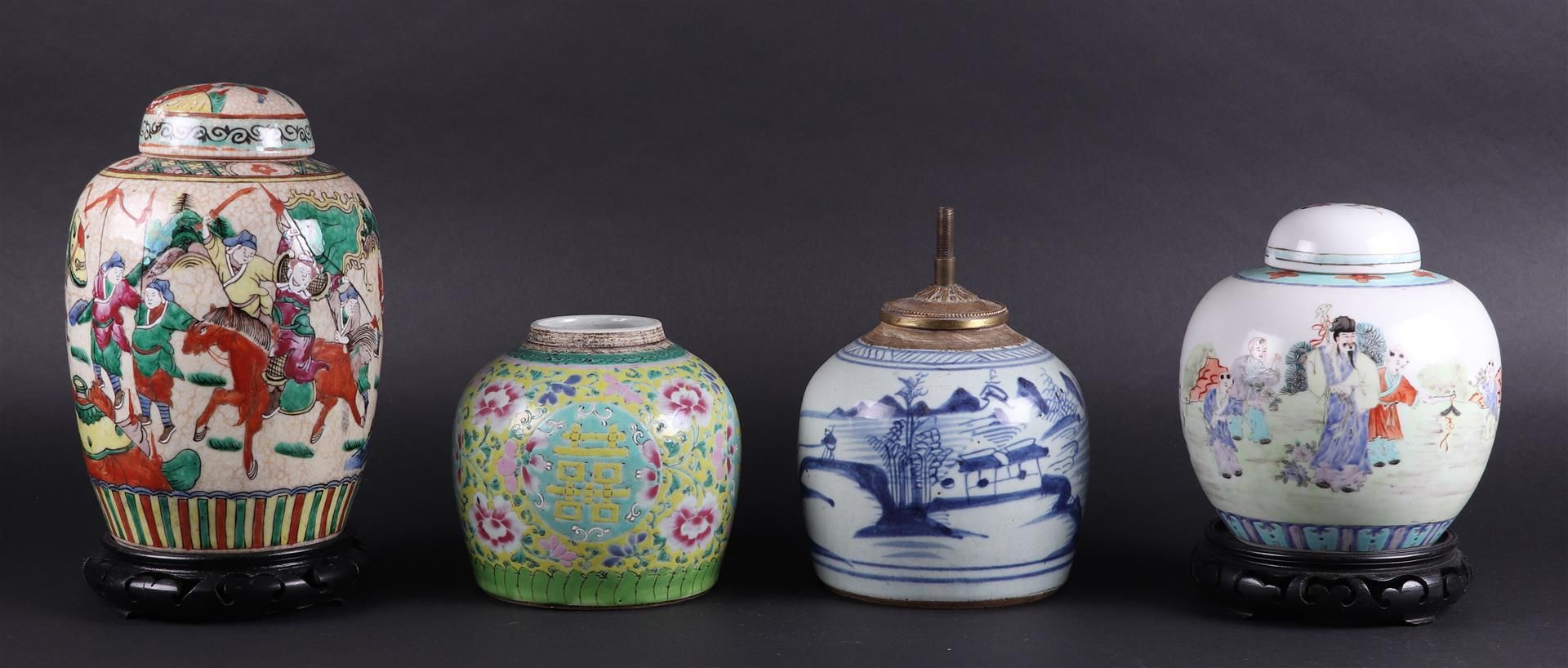 A lot with 4 porcelain storage jars with Famille Rose and Nan King decor. China, 19th 20th century.