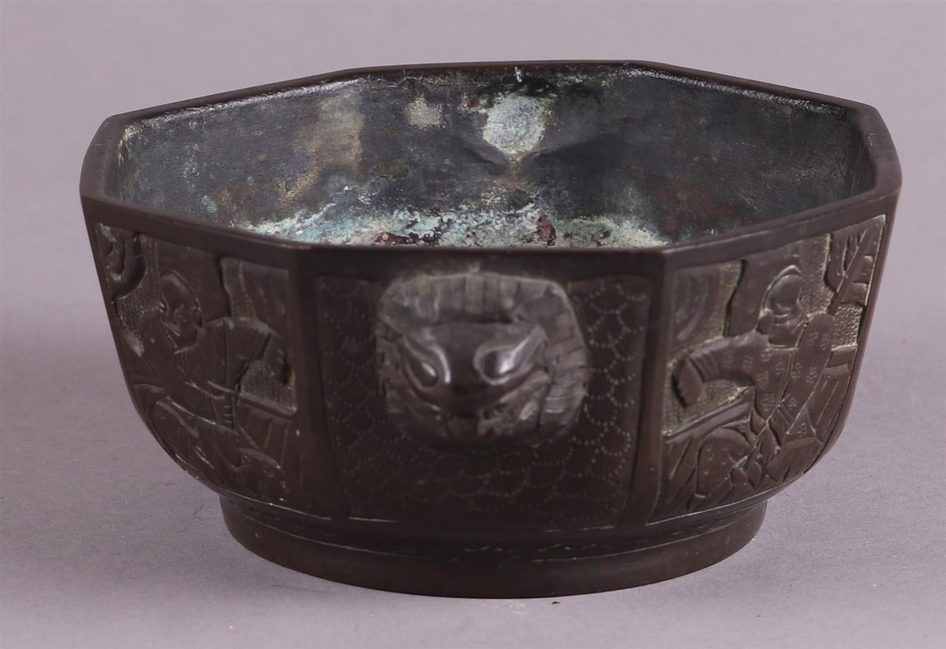 A bronze incense burner decorated with various figures. China, 19/20th century. - Image 2 of 4
